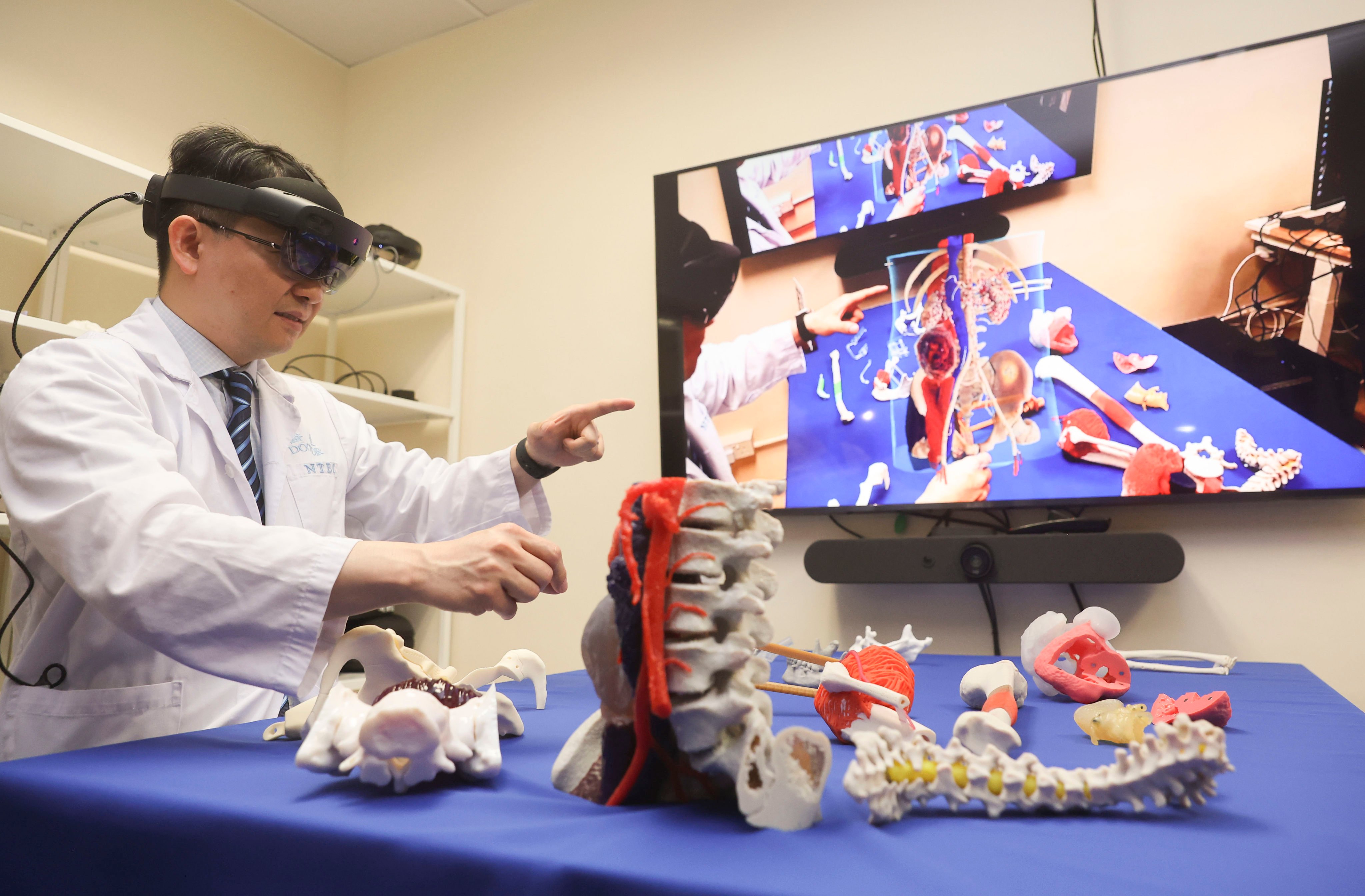 Dr Wong Kwok-chuen uses a mixed reality surgical guidance system during a press conference. Photo: Edmond So