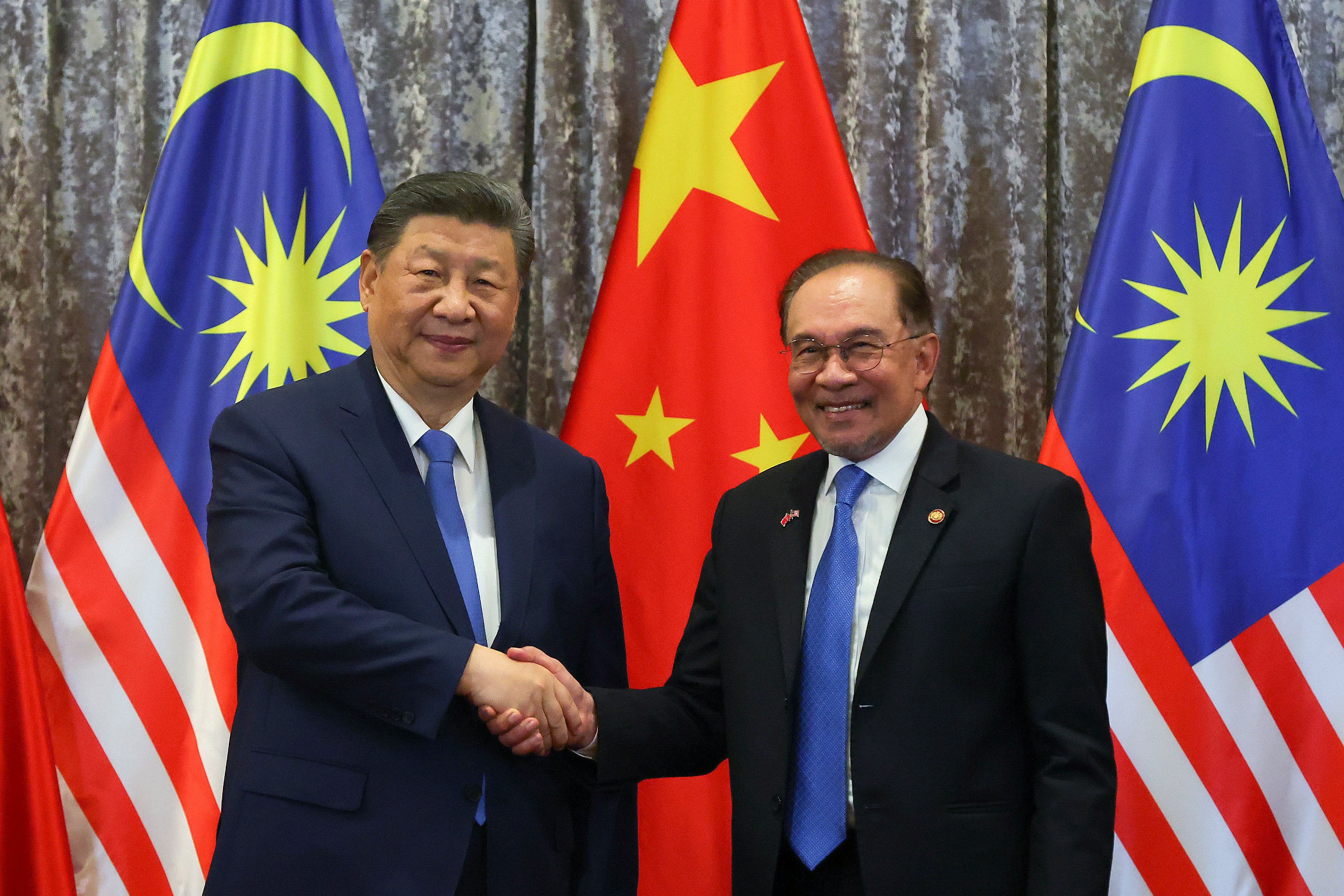 Chinese President Xi Jinping (left) and Malaysian Prime Minister Anwar Ibrahim during a meeting in Putrajaya, outside Kuala Lumpur, Malaysia, on April 16. Photo: Pool via AP