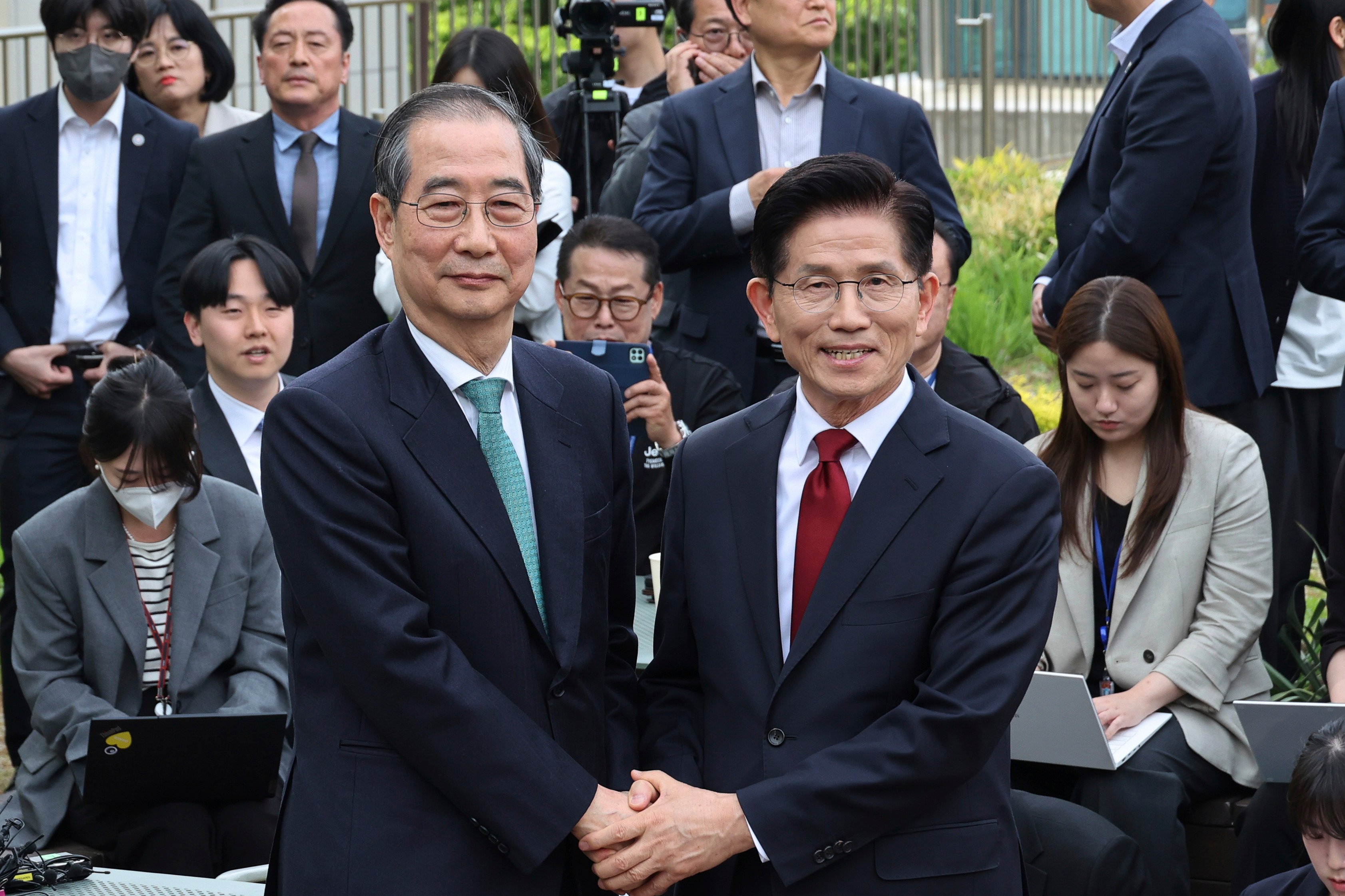 South Korea’s People Power Party’s presidential election candidate Kim Moon-soo (right) had his candidacy nullified in favour of Han Duck-soo. Photo: AP
