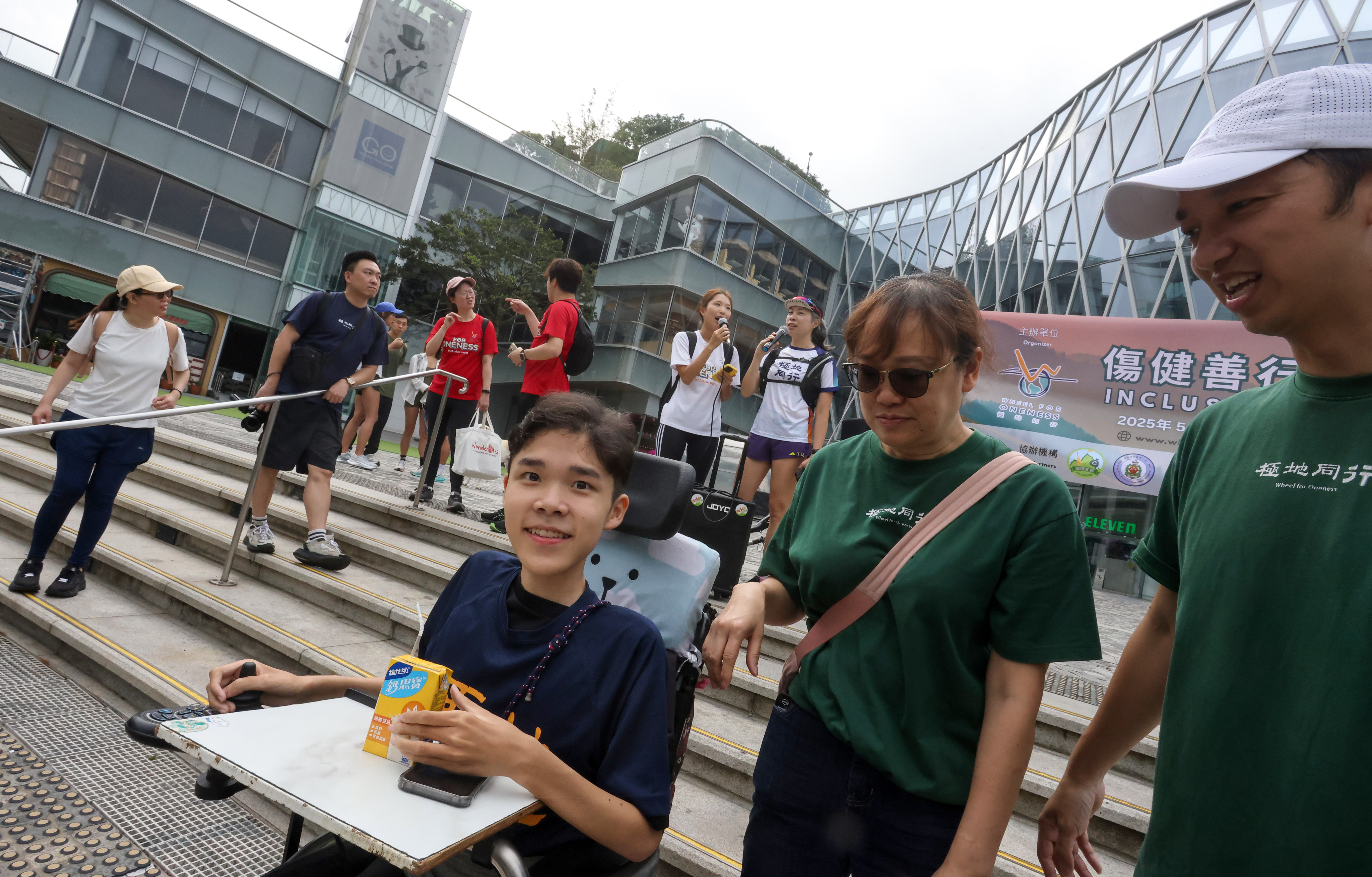 Chen Tsz-kin (left) with his mother Michelle Li. Photo: Jonathan Wong