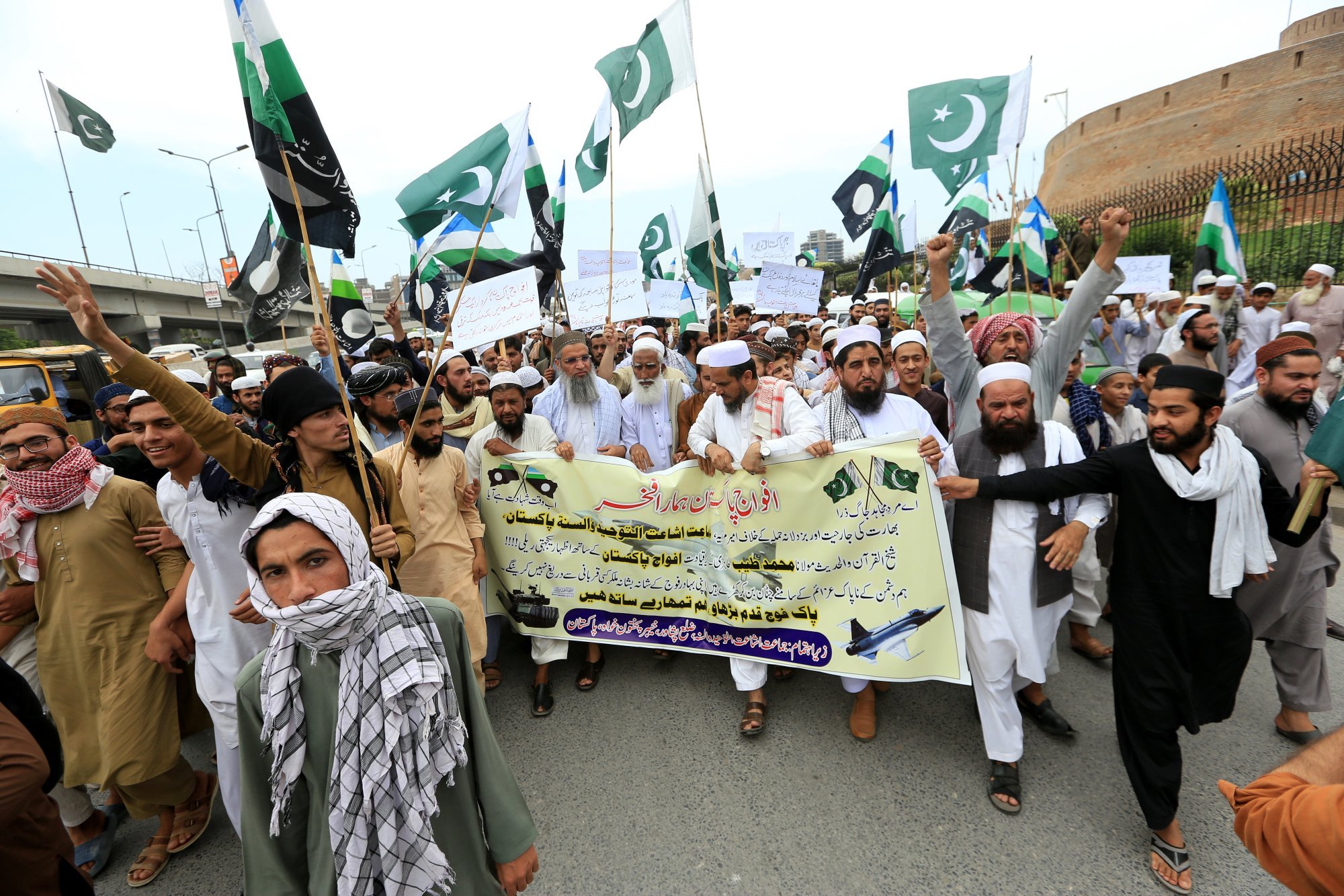 People hold national flags and placards, shouting anti-India slogans during a protest in front of the paramilitary FC headquarters, in Peshawar, Pakistan, on Saturday, Photo: EPA-EFE People hold national flags and placards, shouting anti-India slogans during a protest in front of the paramilitary FC headquarters, in Peshawar, Pakistan, on Saturday, Photo: EPA-EFE