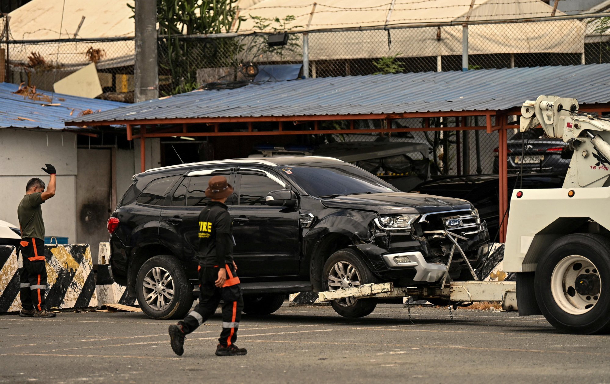 Workers tow a vehicle that crashed into the entrance of Ninoy Aquino International Airport Terminal 1 in Manila on May 4, killing two and injuring several others. Photo: Reuters Workers tow a vehicle that crashed into the entrance of Ninoy Aquino International Airport Terminal 1 in Manila on May 4, killing two and injuring several others. Photo: Reuters
