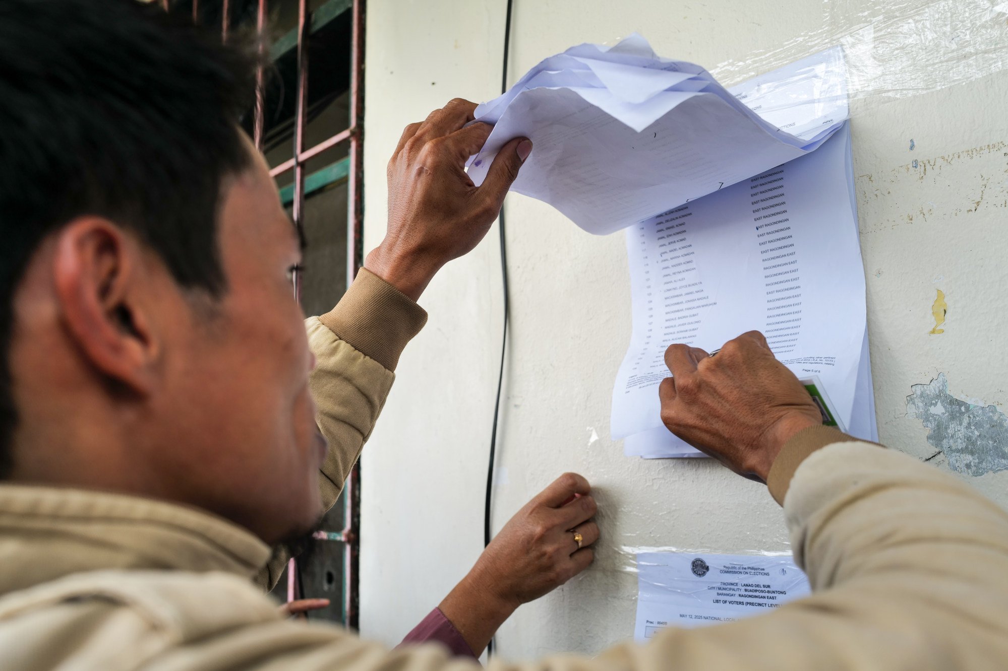 Residents of Buadipuso town in Lanao del Sur look for their names before casting their votes in the Philippine midterm elections on Monday. Photo: Jeoffrey Maitem Residents of Buadipuso town in Lanao del Sur look for their names before casting their votes in the Philippine midterm elections on Monday. Photo: Jeoffrey Maitem