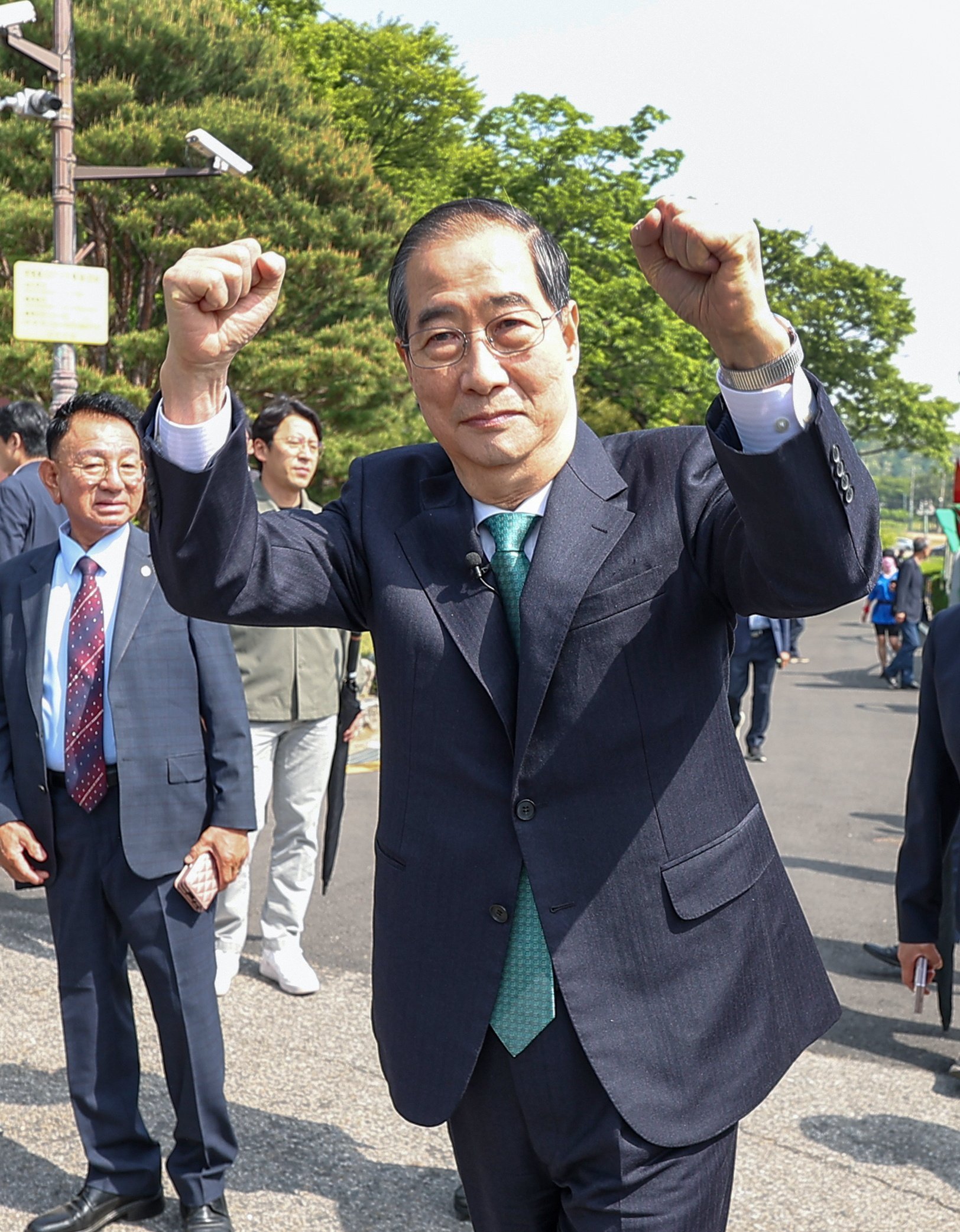 Former acting president Han Duck-soo acknowledges his supporters with raised fists during a visit to South Korea’s North Gyeongsang province on May 8. Photo: EPA-EFE/Yonhap Former acting president Han Duck-soo acknowledges his supporters with raised fists during a visit to South Korea’s North Gyeongsang province on May 8. Photo: EPA-EFE/Yonhap