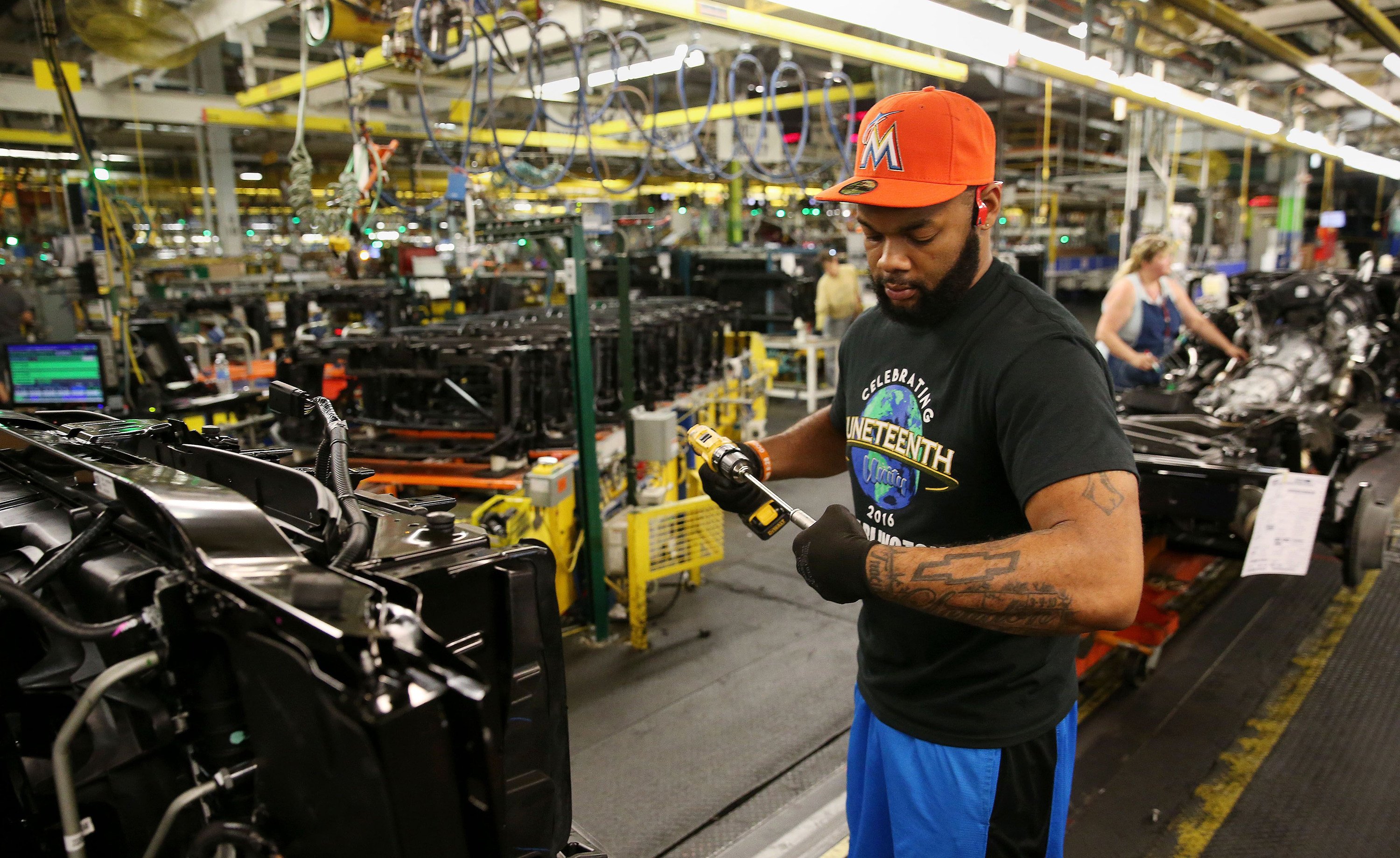 Employees work at a car factory in Arlington, Texas. Photo: The Dallas Morning News/TNS