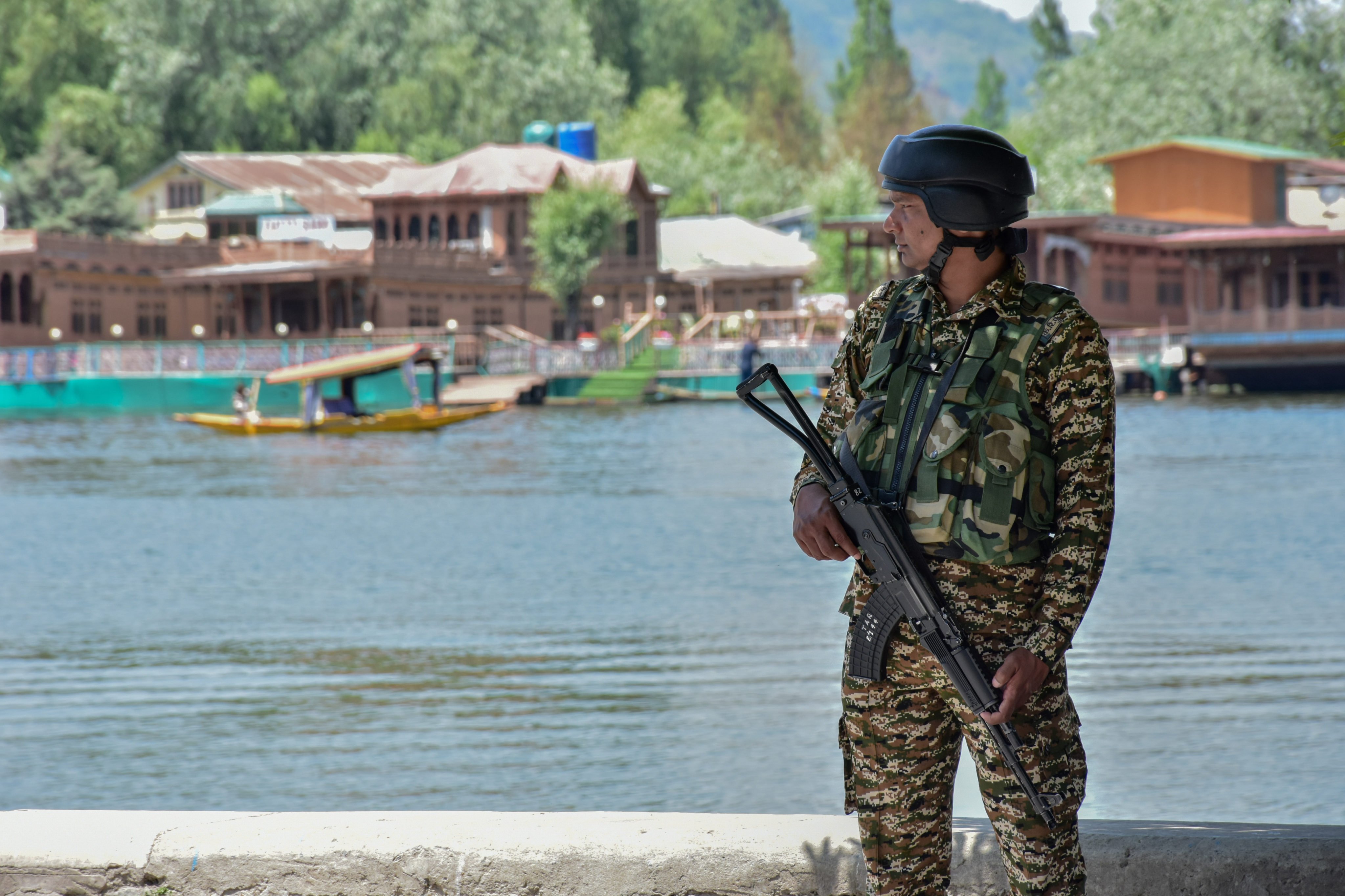An Indian paramilitary trooper stands alert on the banks of Dal lake following the ceasefire to end the conflict between nuclear-armed neighbours India and Pakistan in Srinagar. Photo: dpa