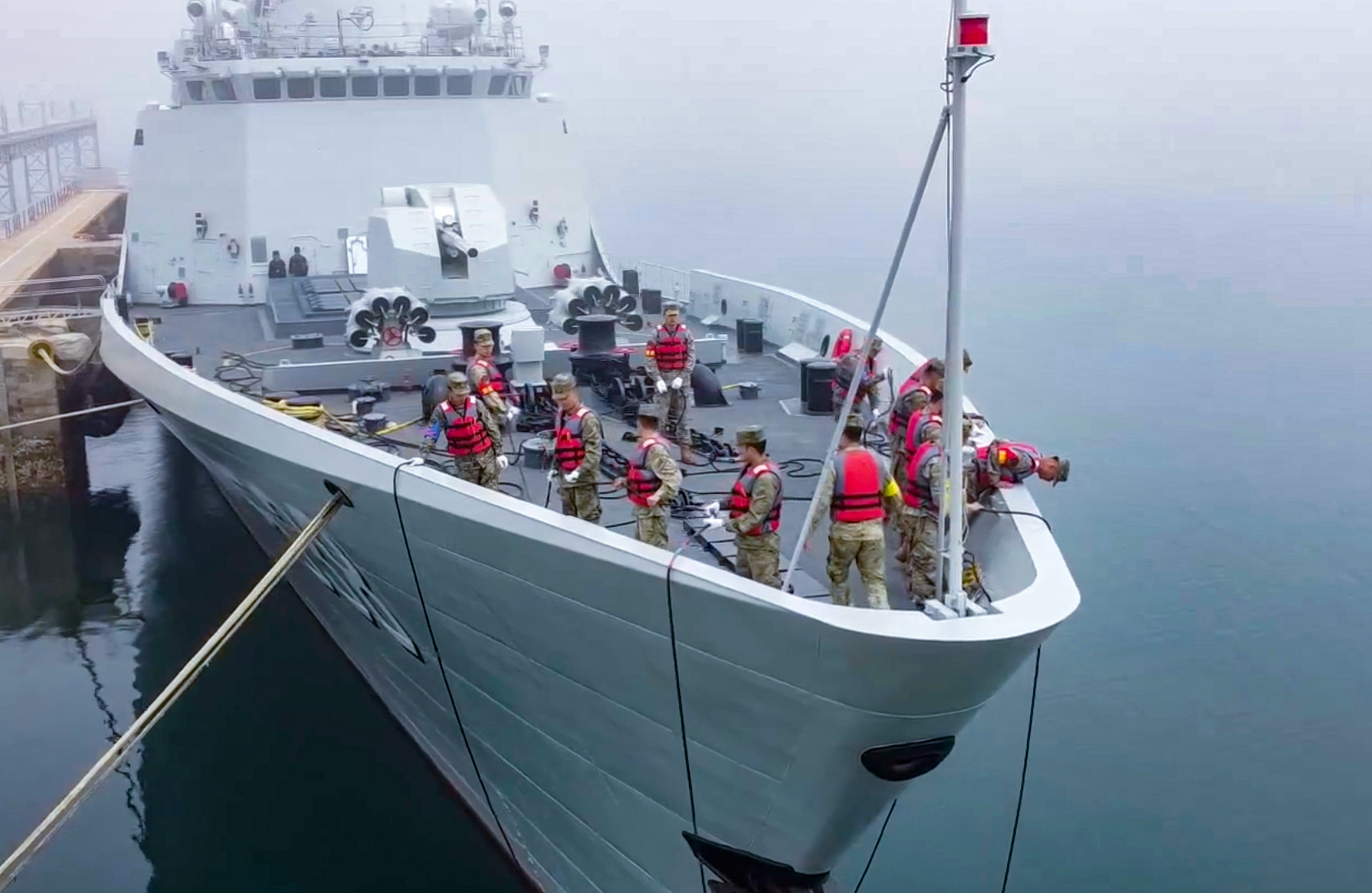 A PLA Navy emergency support team takes part in the degaussing simulation on board the guided-missile frigate Yantai. Photo: CCTV