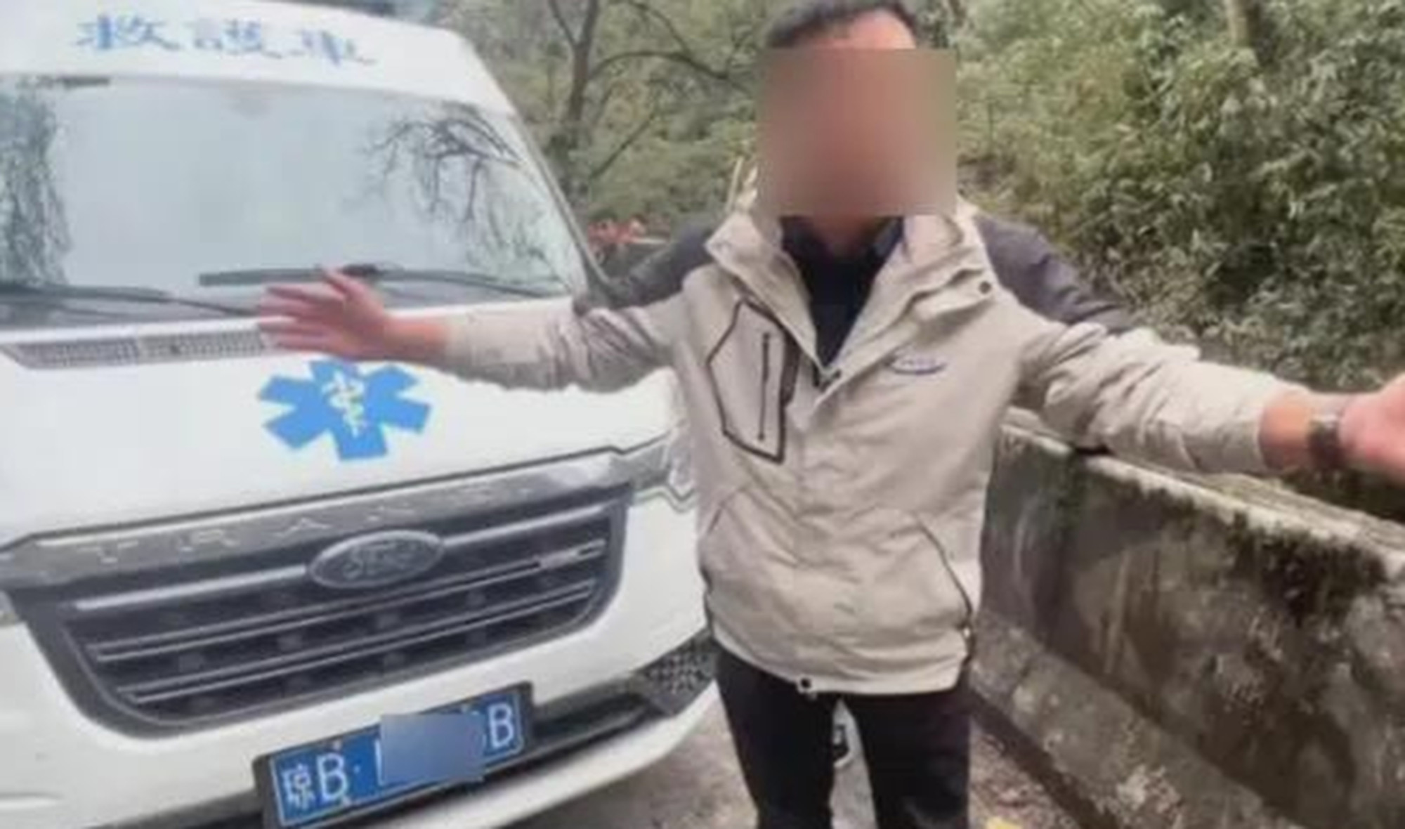 The driver of the ambulance claimed only the police could stop him from using his flashing lights and siren. Photo: 163.com