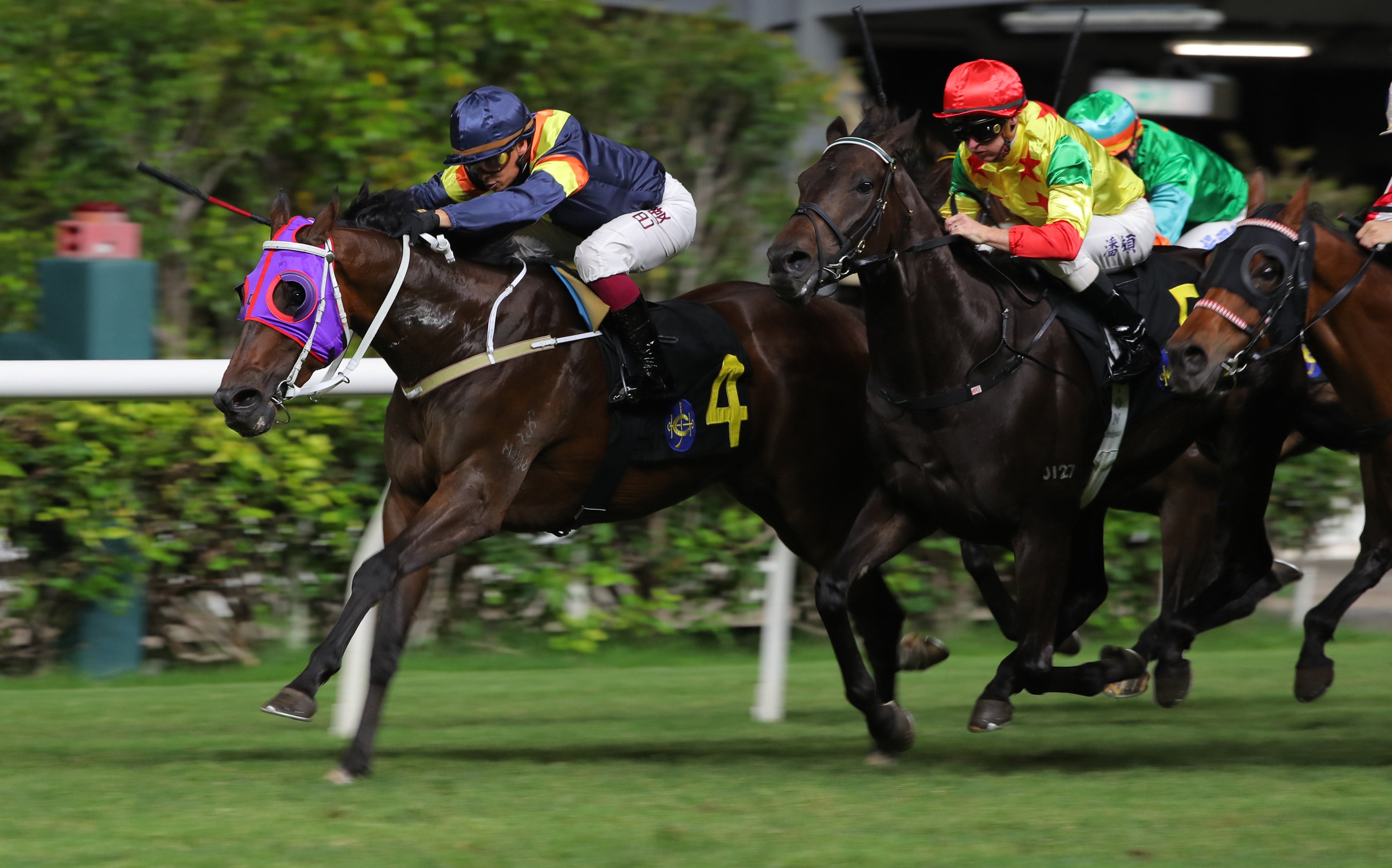 Californiatotality (inside) and Alexis Badel get on top late to win at Happy Valley. Photo: Kenneth Chan