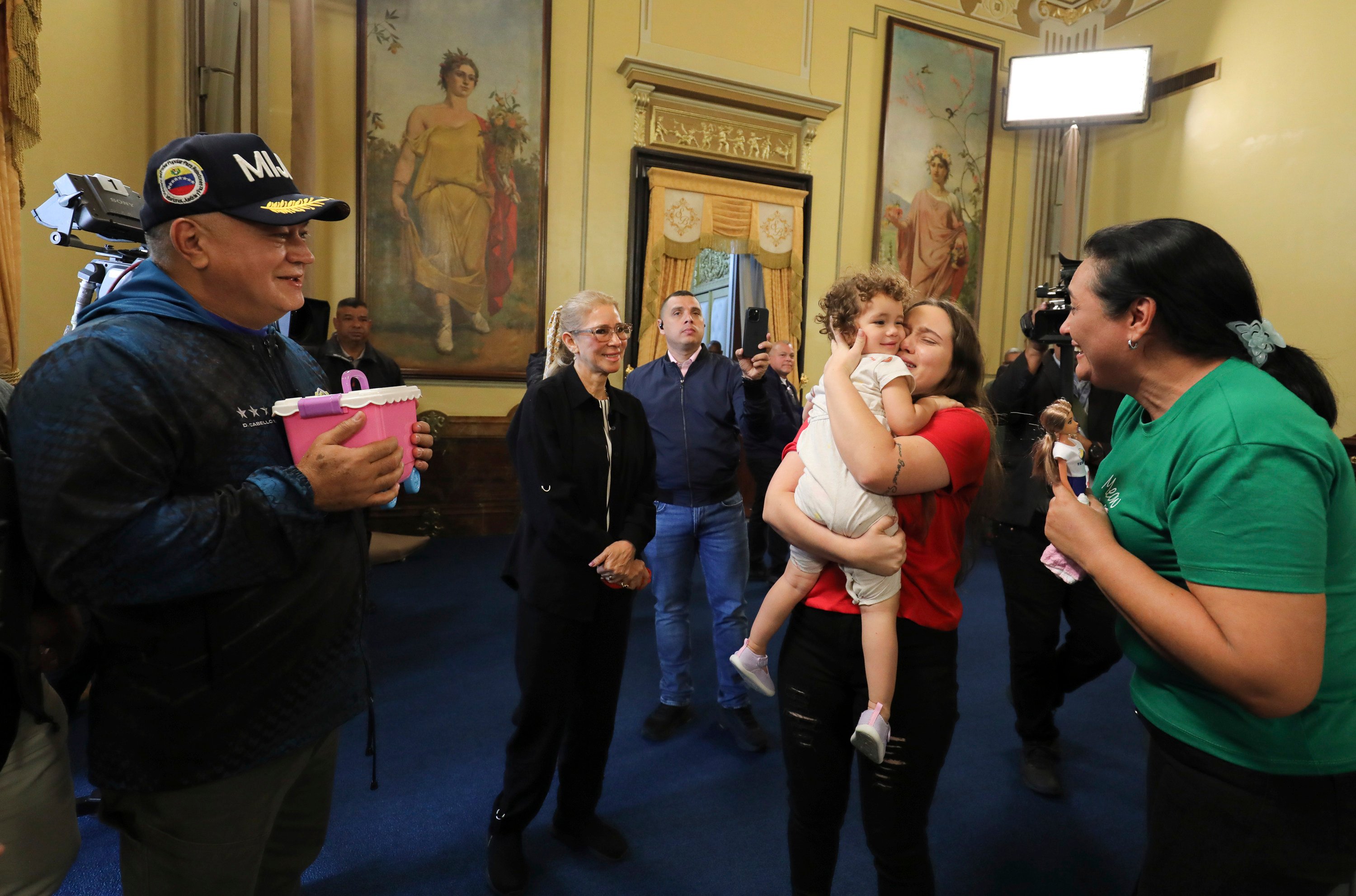 Venezuelan first lady Cilia Flores (left) watches as two-year-old Maikelys Espinoza is held by her mother Yorely Escarleth Bernal Inciarte at Miraflores presidential palace in Caracas on Wednesday. Photo: Miraflores press office via AP