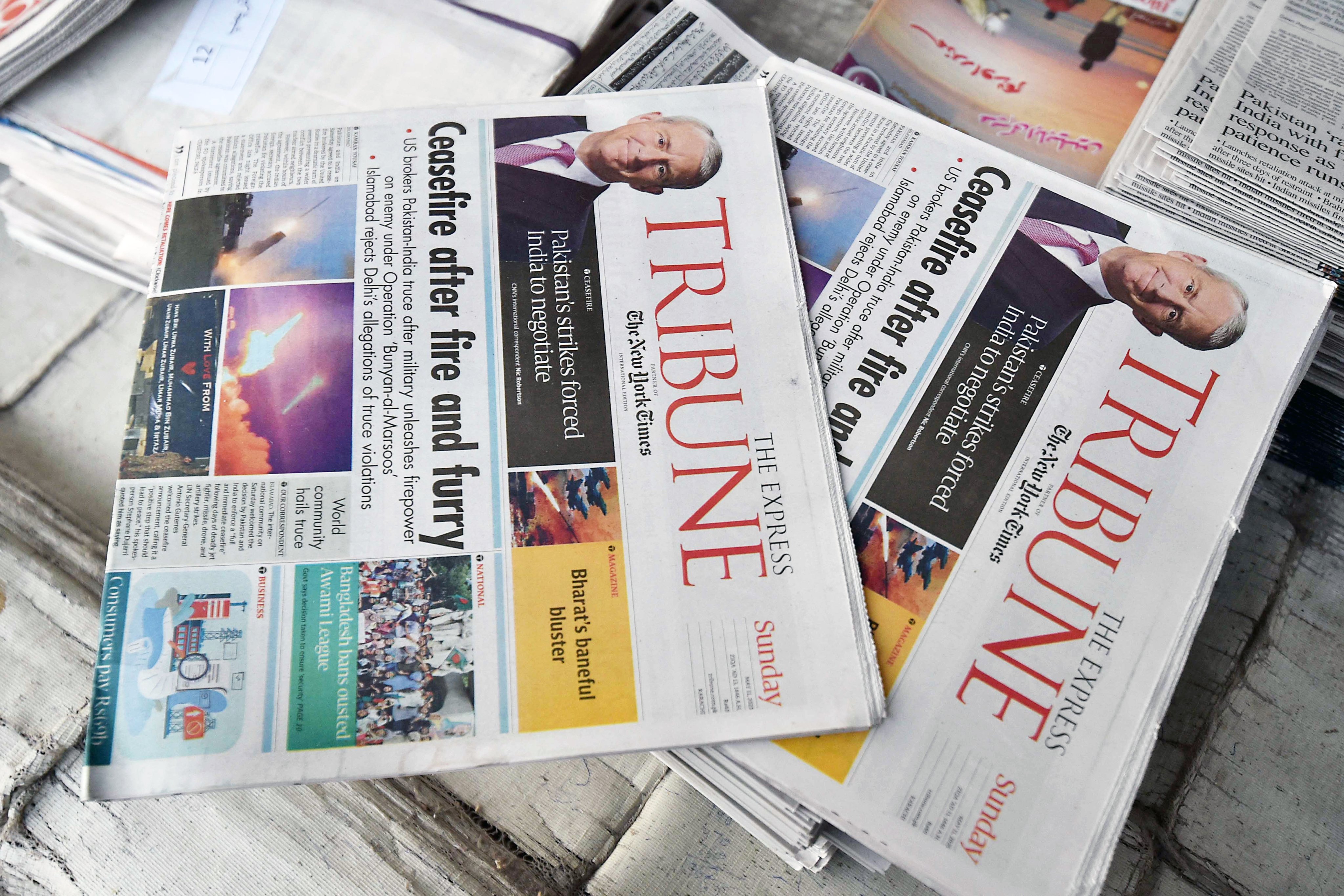 Newspapers in Karachi shows news of the ceasefire agreement between India and Pakistan on May 11. Photo: EPA-EFE