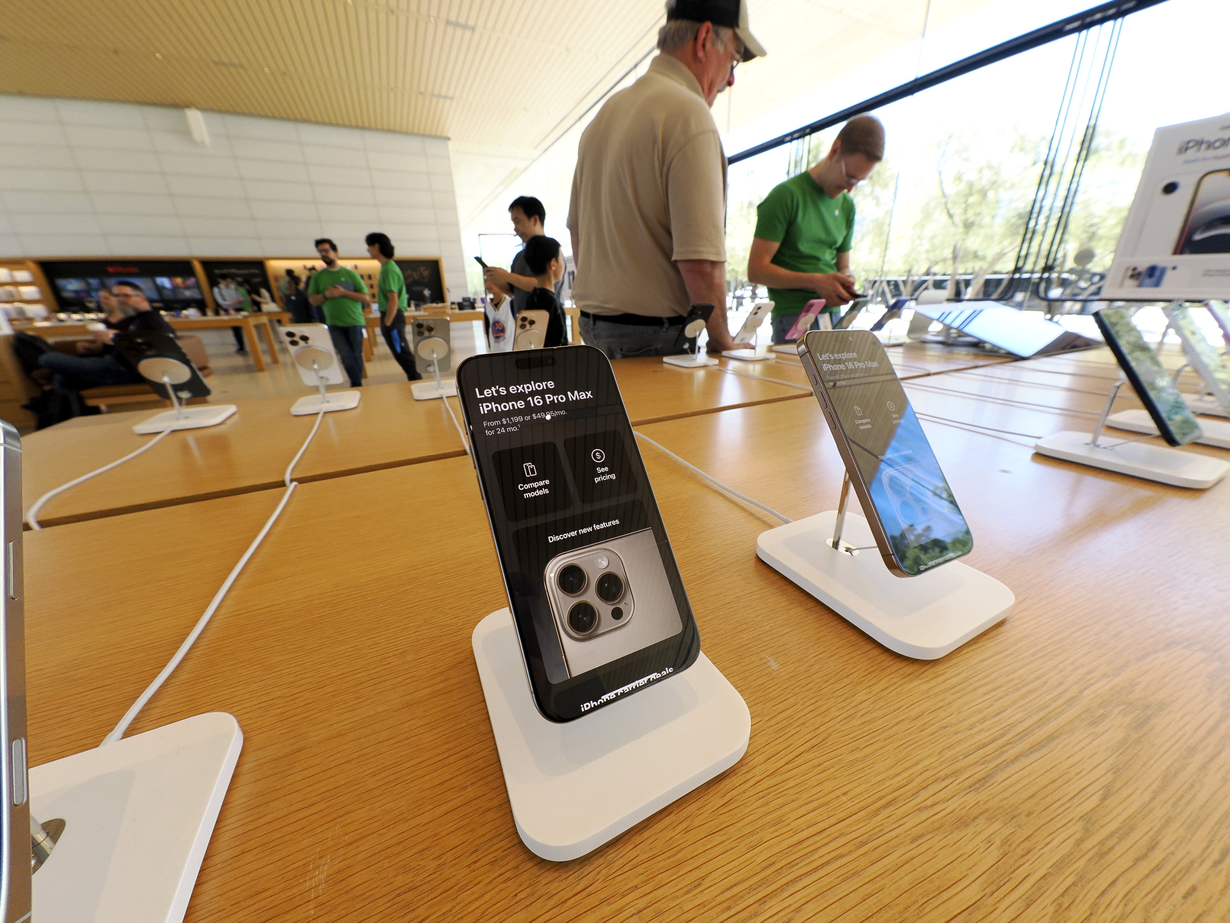 iPhones are on display at the Apple Park Visitor Centre in Cupertino, California. Photo: EPA-EFE