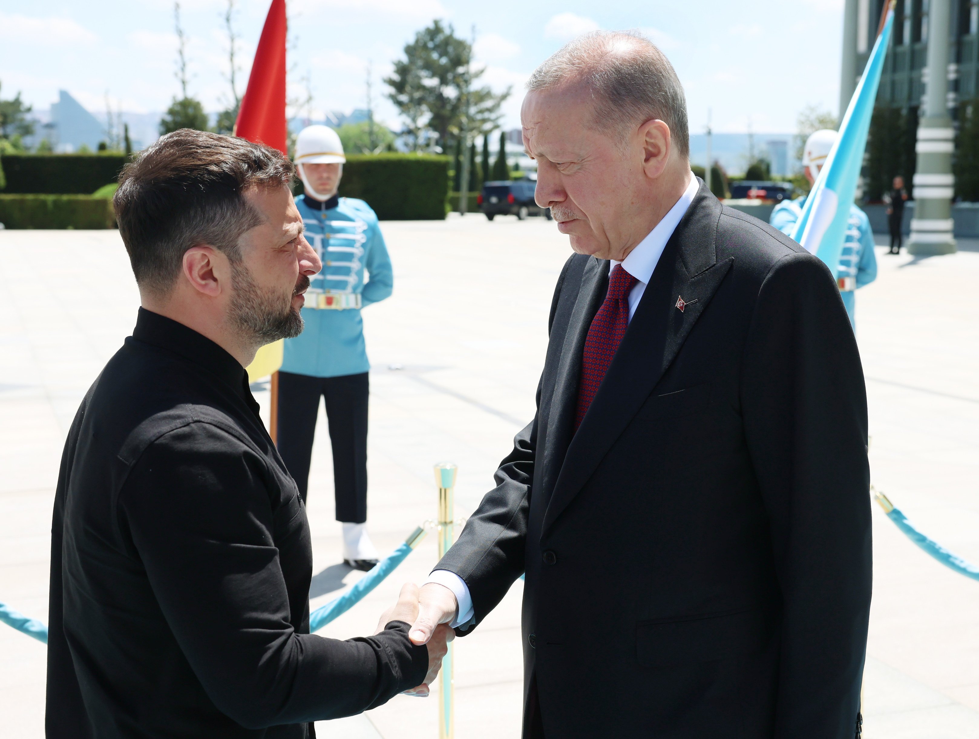 Ukrainian President Volodymyr Zelensky, left, and Turkish President Recep Tayyip Erdogan before their meeting in Ankara on Thursday.  Photo: EPA-EFE