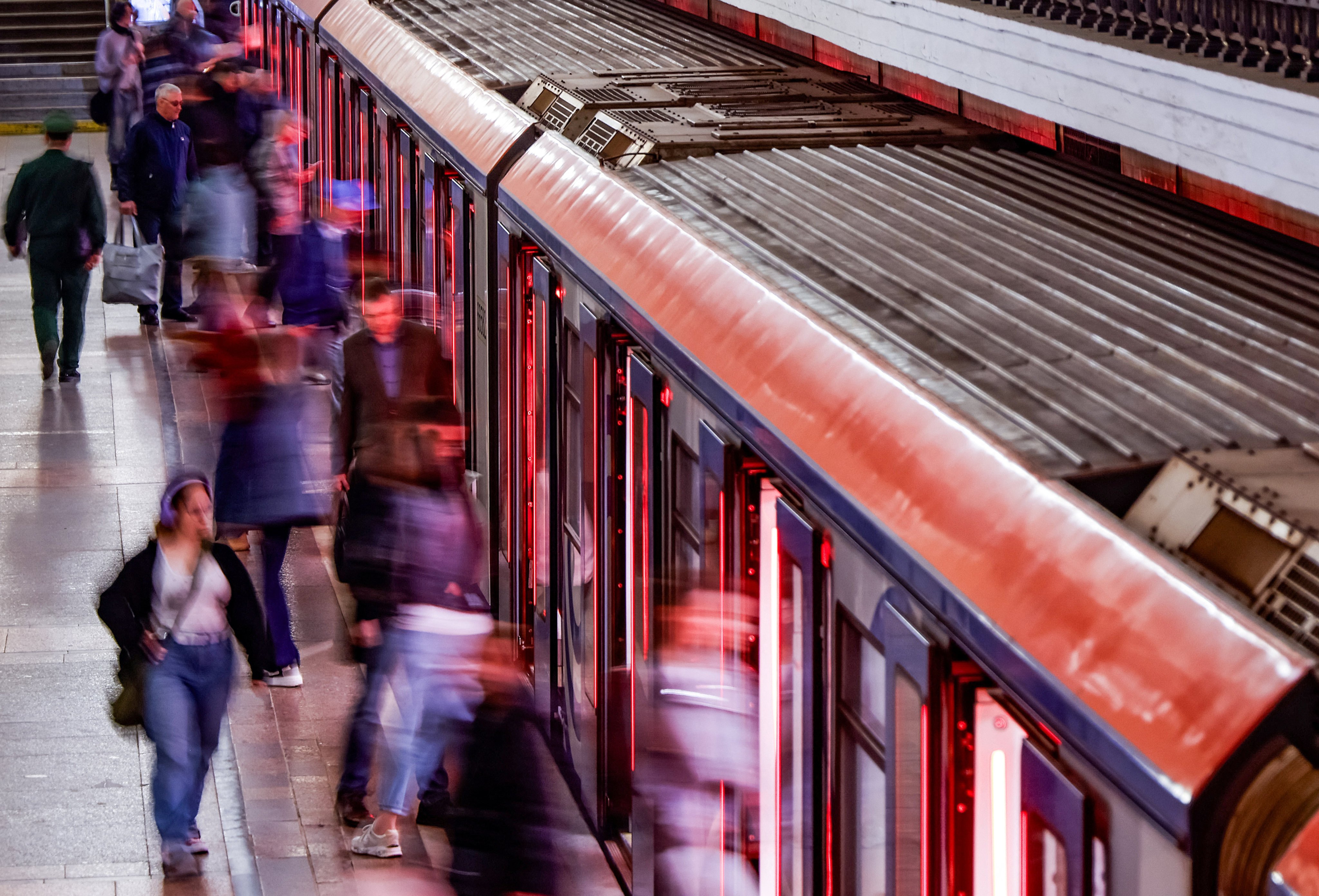 People enter and leave a train at Komsomolskaya metro station in Moscow, Russia. Photo: Reuters