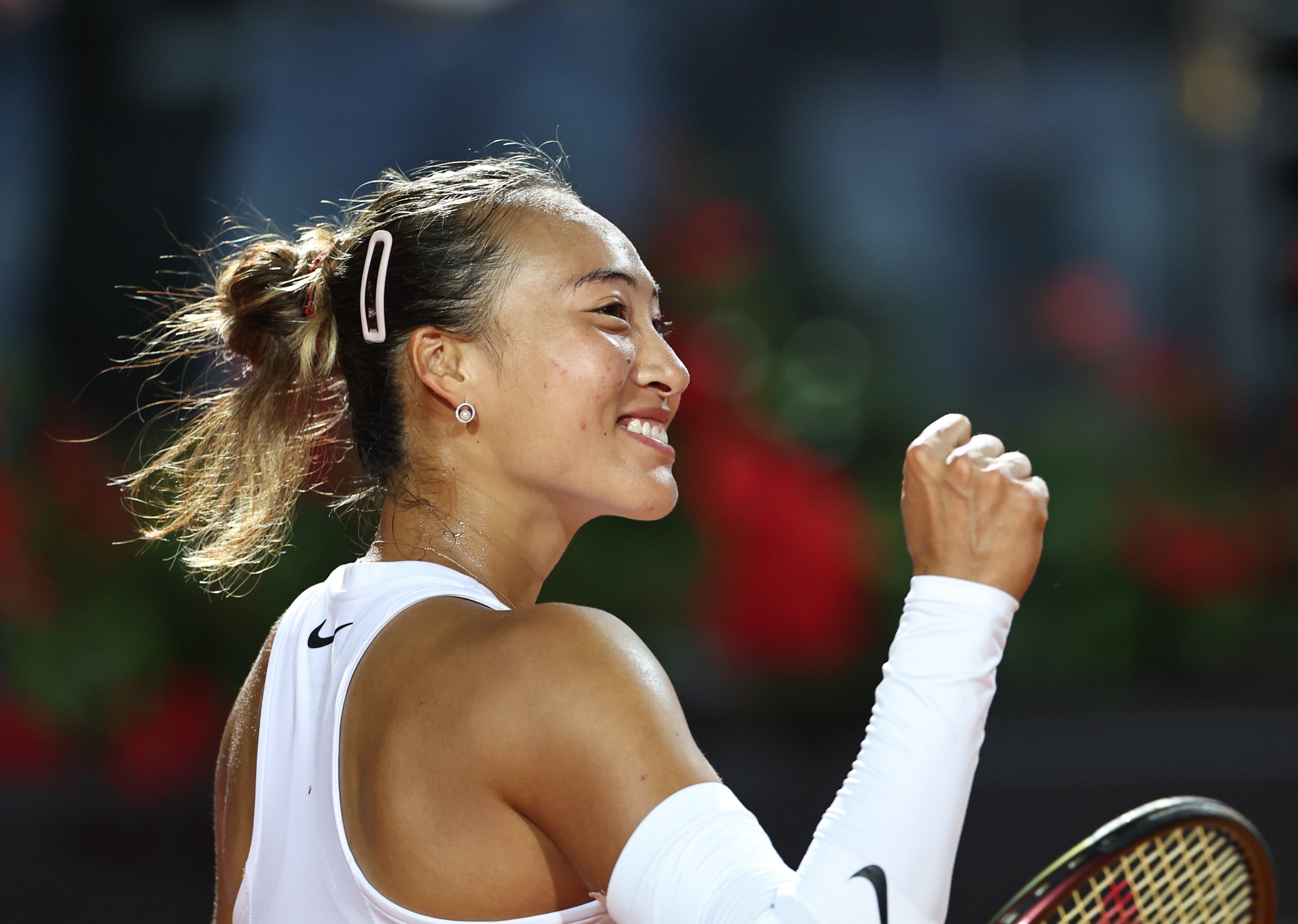 Zheng Qinwen celebrates her victory over Aryna Sabalenka in Rome. Photo: Xinhua