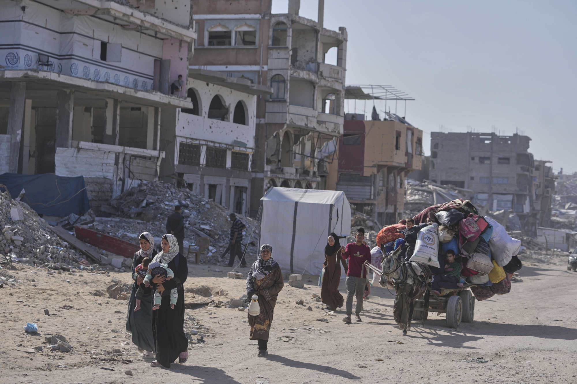 Displaced Palestinians fleeing Beit Lahia amid ongoing Israeli military operations in the Gaza Strip arrive in Jabalia, northern Gaza, on Friday. Photo: AP Displaced Palestinians fleeing Beit Lahia amid ongoing Israeli military operations in the Gaza Strip arrive in Jabalia, northern Gaza, on Friday. Photo: AP