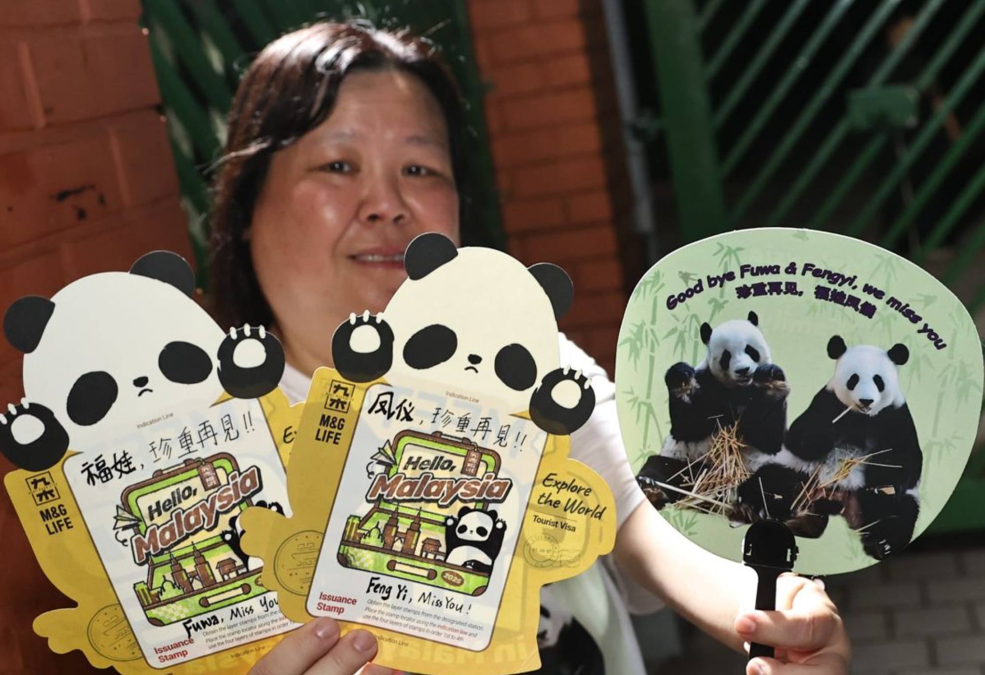 A Malaysian fan comes equipped with memorabilia to say farewell to Fu Wa and Feng Yi. Photo: The Star A Malaysian fan comes equipped with memorabilia to say farewell to Fu Wa and Feng Yi. Photo: The Star