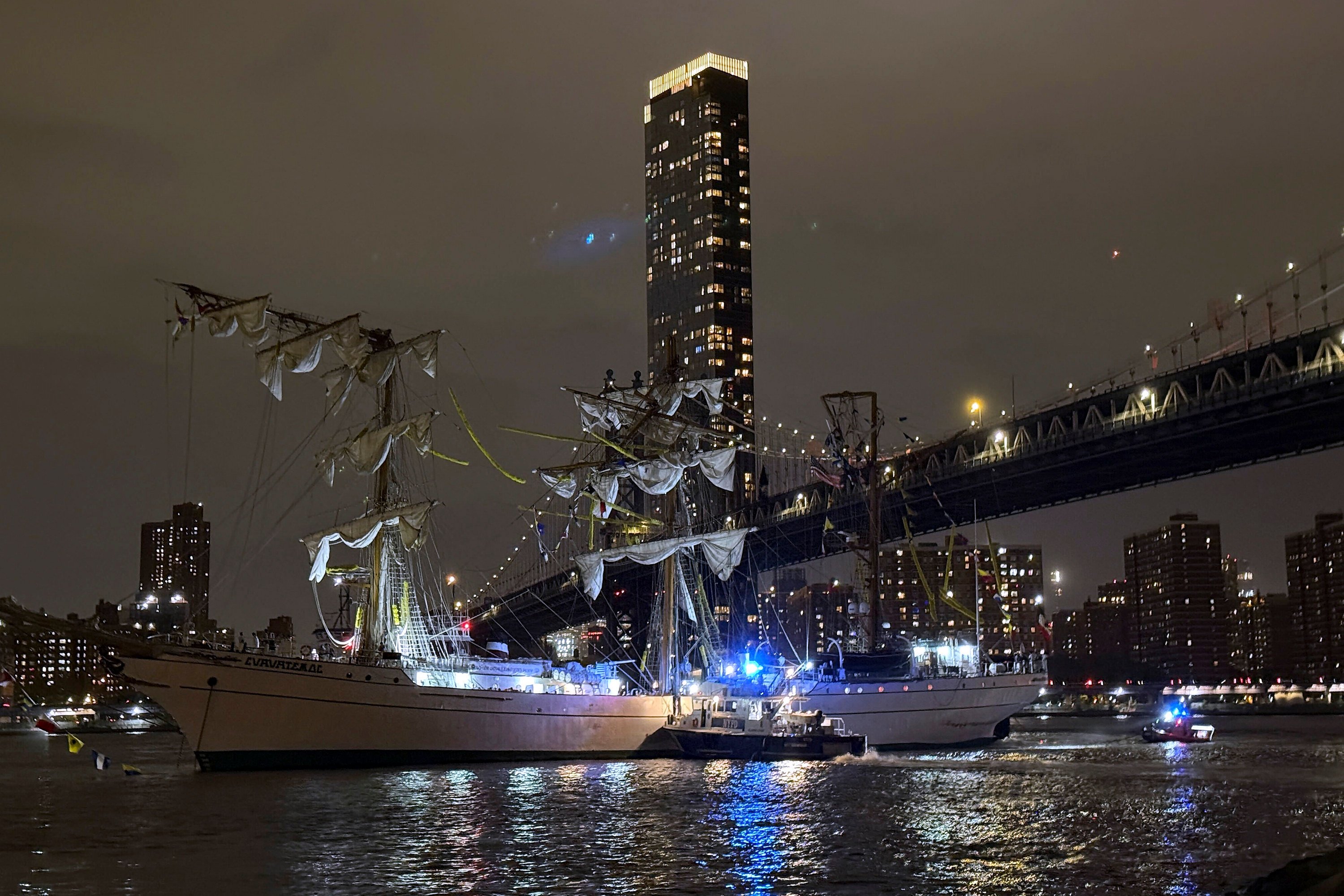 A Mexican navy ship sits in the water after colliding with the Brooklyn Bridge in New York on May 17. Photo: AP