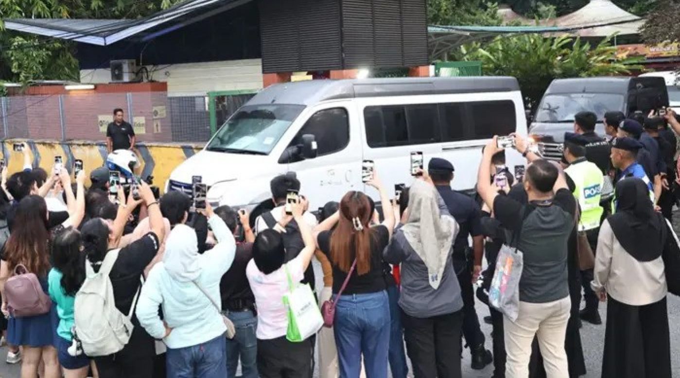 Malaysians wave goodbye to Fu Wa and Feng Yi. Photo: The Star Malaysians wave goodbye to Fu Wa and Feng Yi. Photo: The Star