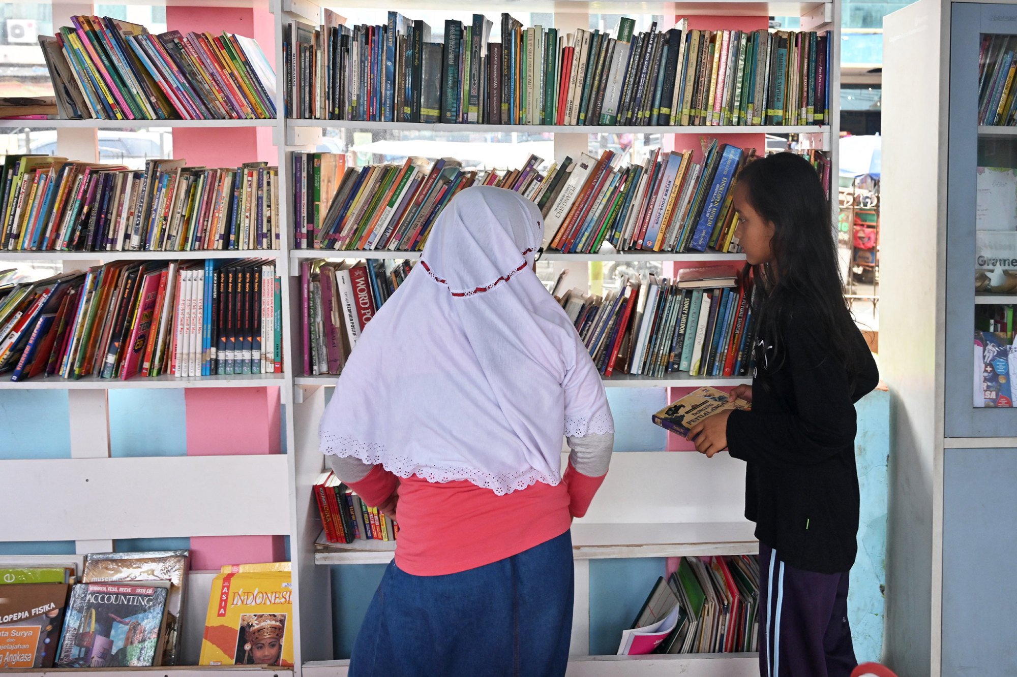 Indonesian children browse books at a library in Tangerang, Banten province. Photo: AFP Indonesian children browse books at a library in Tangerang, Banten province. Photo: AFP