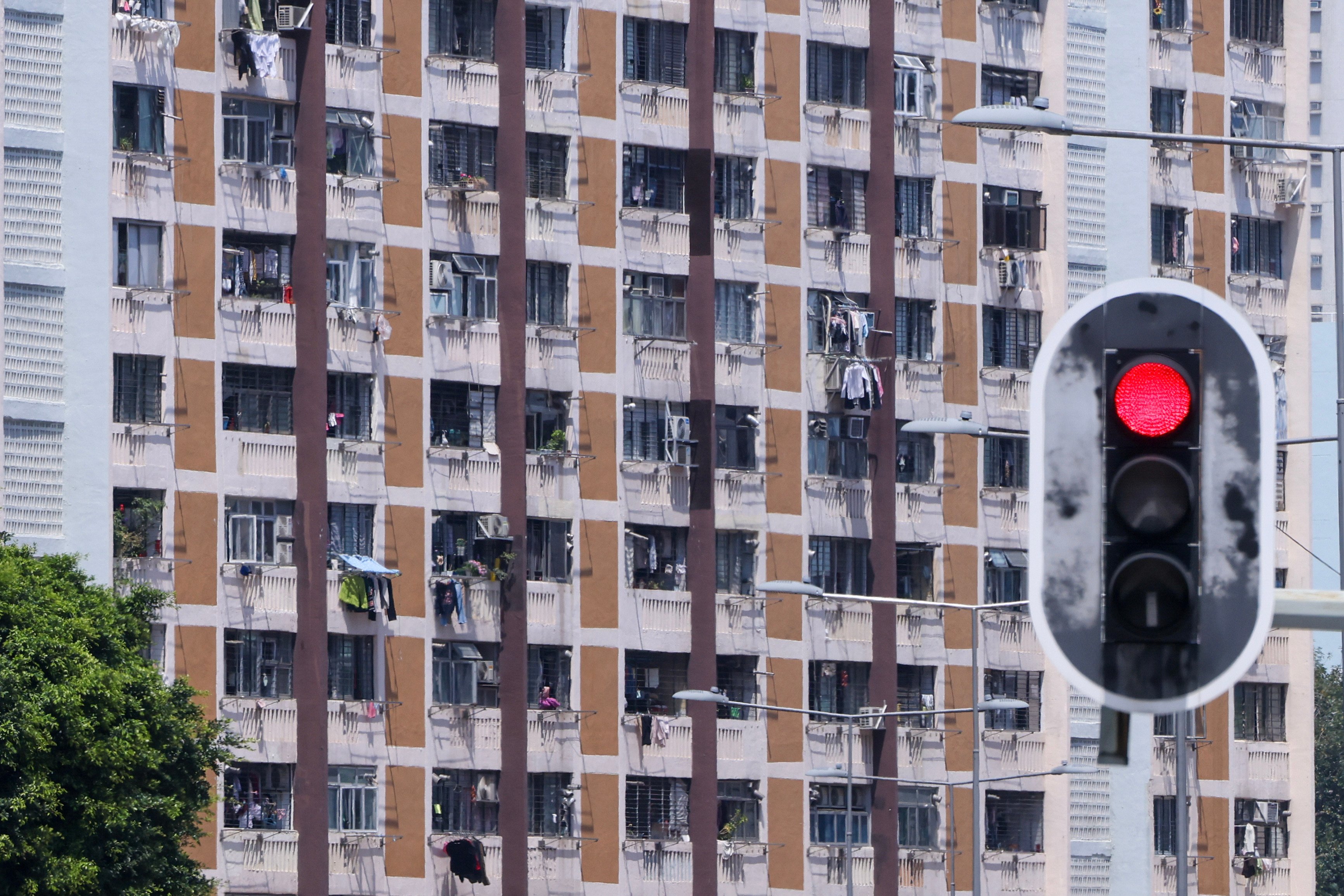 Fraudsters claiming to be neighbours 
will first complain about water leakage or noise problems through text messages. Photo: Nora Tam