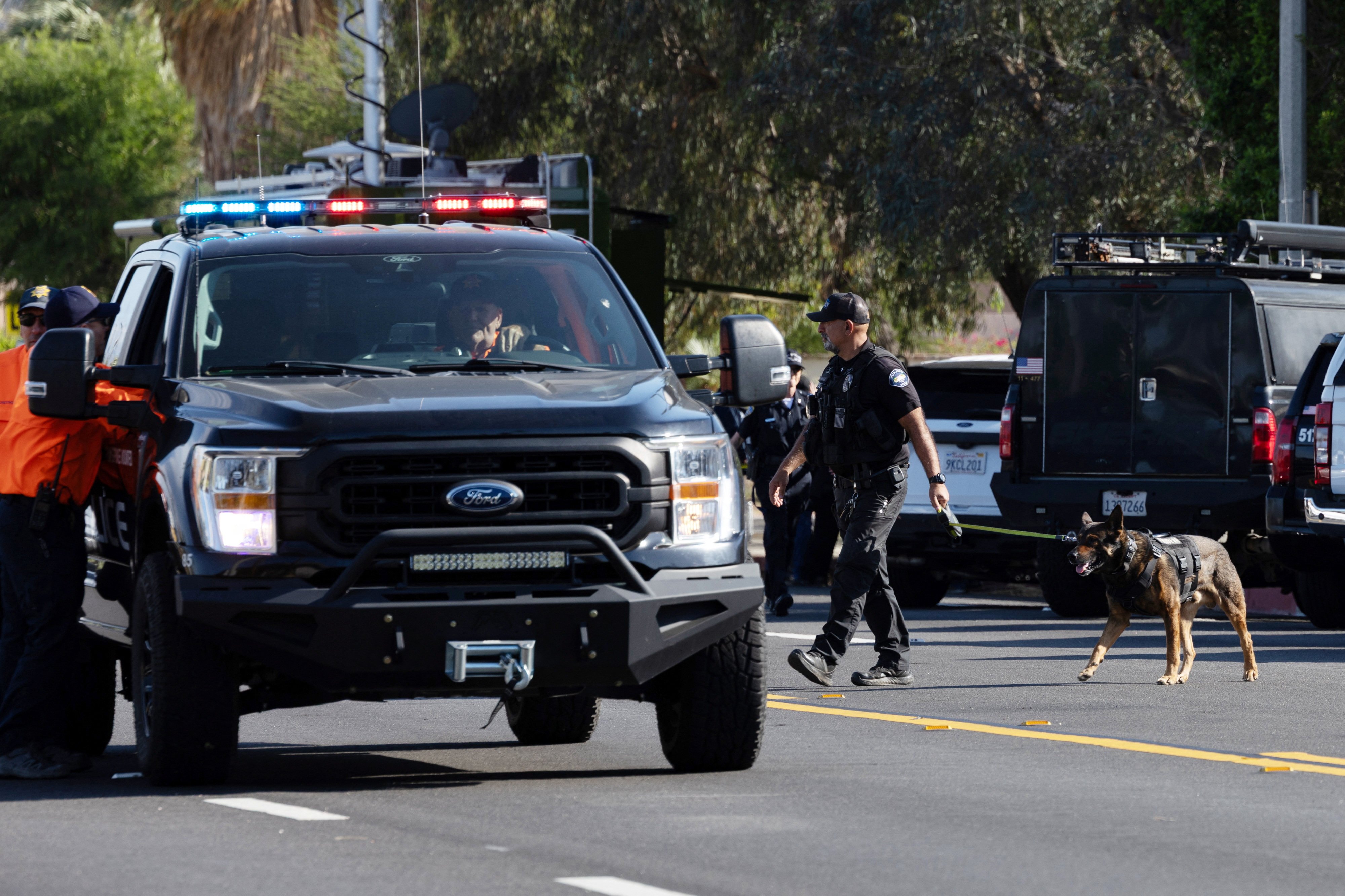 A police officer leads his dog to the scene after a bomb exploded near an IVF clinic in Palm Springs, California on Saturday. Photo: Reuters