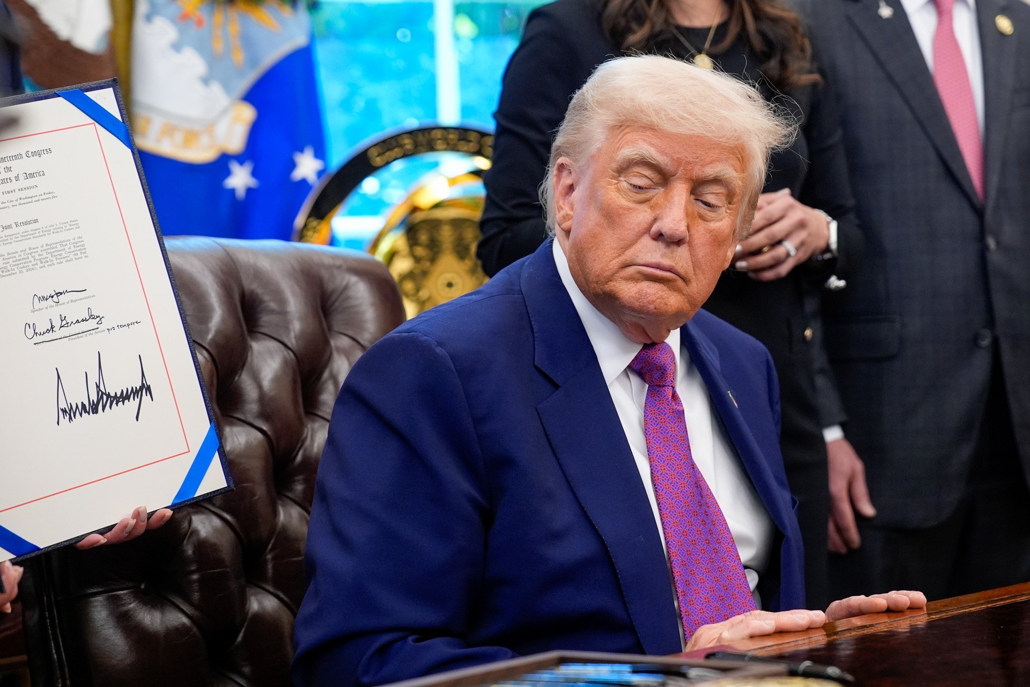 US President Donald Trump signs executive orders and speaks to reporters in the Oval Office of the White House in Washington, US, on May 9, 2025. Photo: EPE-EFA