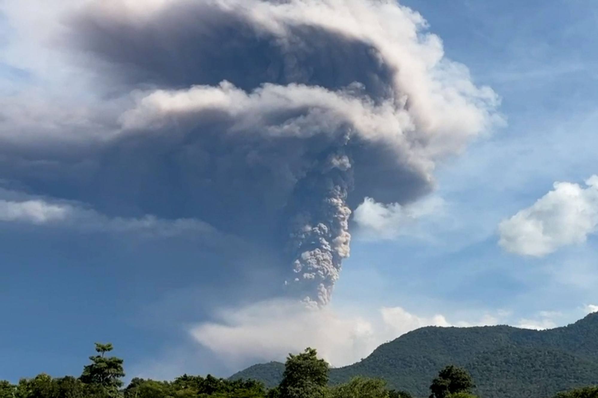 Mount Lewotobi Laki-laki erupts on Sunday as seen from Nobo village in East Flores, Indonesia. Photo: AFP Mount Lewotobi Laki-laki erupts on Sunday as seen from Nobo village in East Flores, Indonesia. Photo: AFP