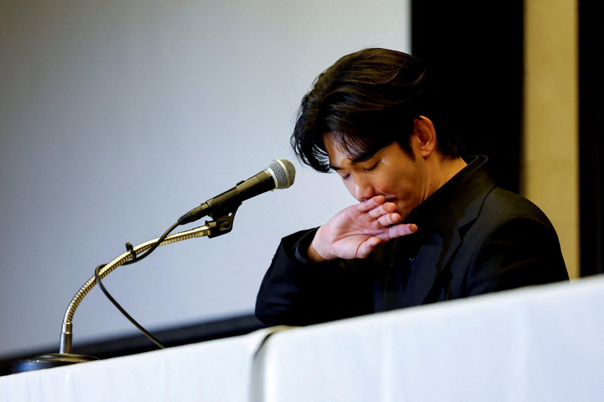 South Korean actor Kim Soo-hyun, embroiled in controversy over his relationship with actress the late Kim Sae-ron, sheds tears during a press conference in Seoul on March 31. Photo: Reuters South Korean actor Kim Soo-hyun, embroiled in controversy over his relationship with actress the late Kim Sae-ron, sheds tears during a press conference in Seoul on March 31. Photo: Reuters