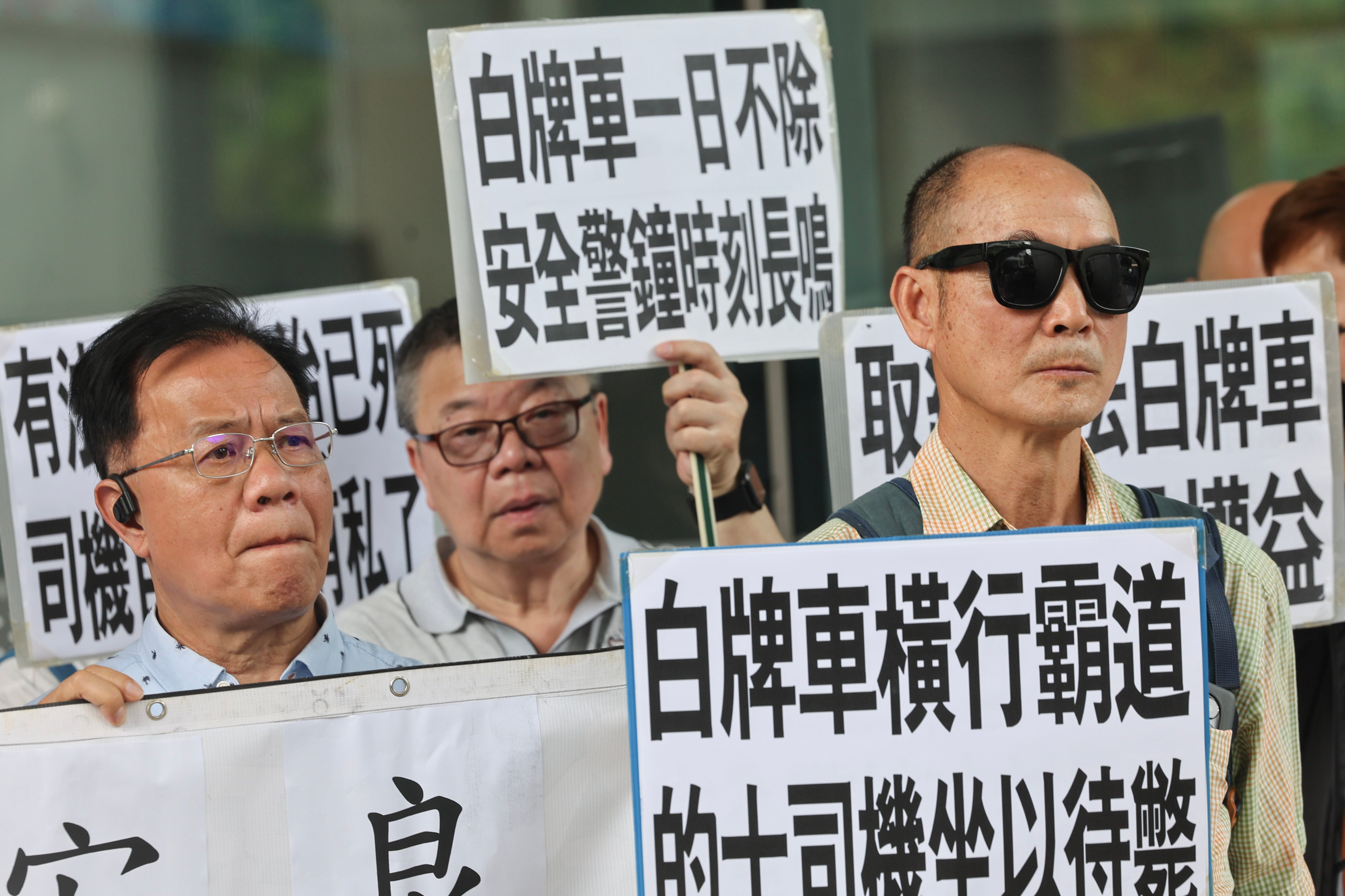 More than 30 disgruntled taxi drivers held a demonstration on May 9 outside government headquarters and petitioned for tougher action against illegal ride-hailing services. Photo: Edmond So