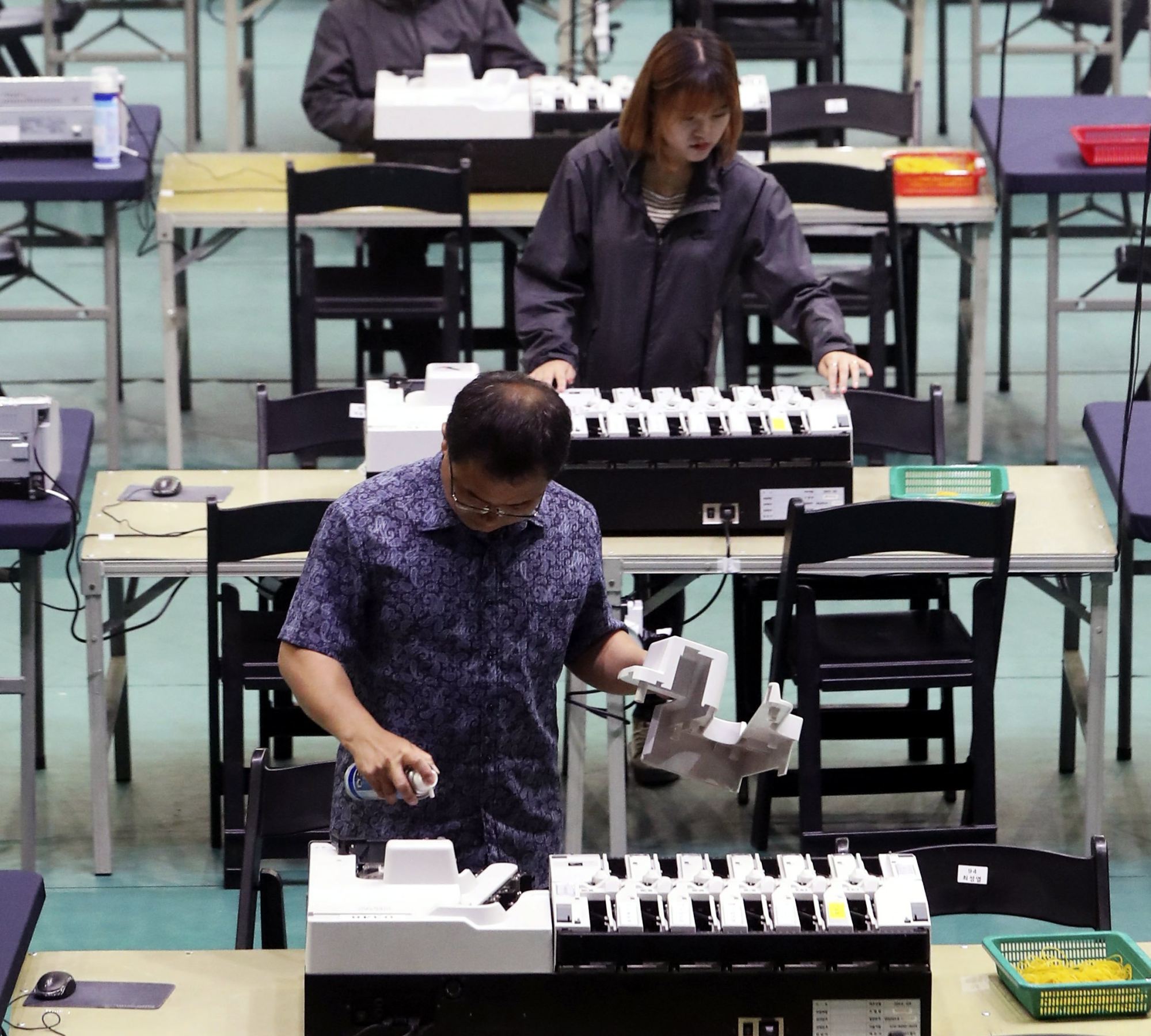 Workers of South Korea’s National Election Commission check counting machines. The NEC has debunked a report by Sky eDaily on “99 Chinese spies”. Photo: EPA Workers of South Korea’s National Election Commission check counting machines. The NEC has debunked a report by Sky eDaily on “99 Chinese spies”. Photo: EPA