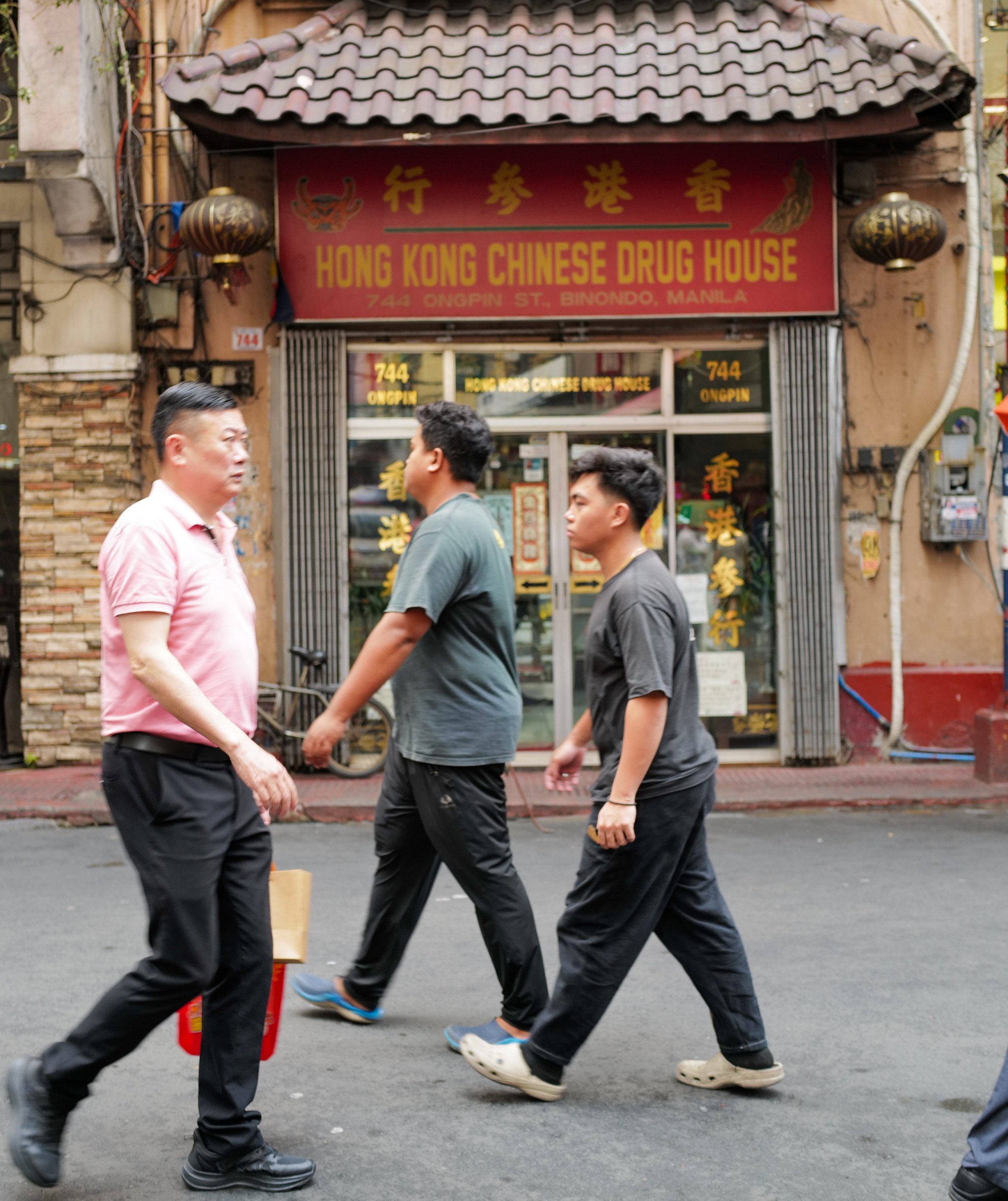 Chinese-Filipinos walk in Manila’s Chinatown in Binondo on April 28. The Philippines has a long history of Chinese migration. Photo: Jeoffrey Maitem Chinese-Filipinos walk in Manila’s Chinatown in Binondo on April 28. The Philippines has a long history of Chinese migration. Photo: Jeoffrey Maitem