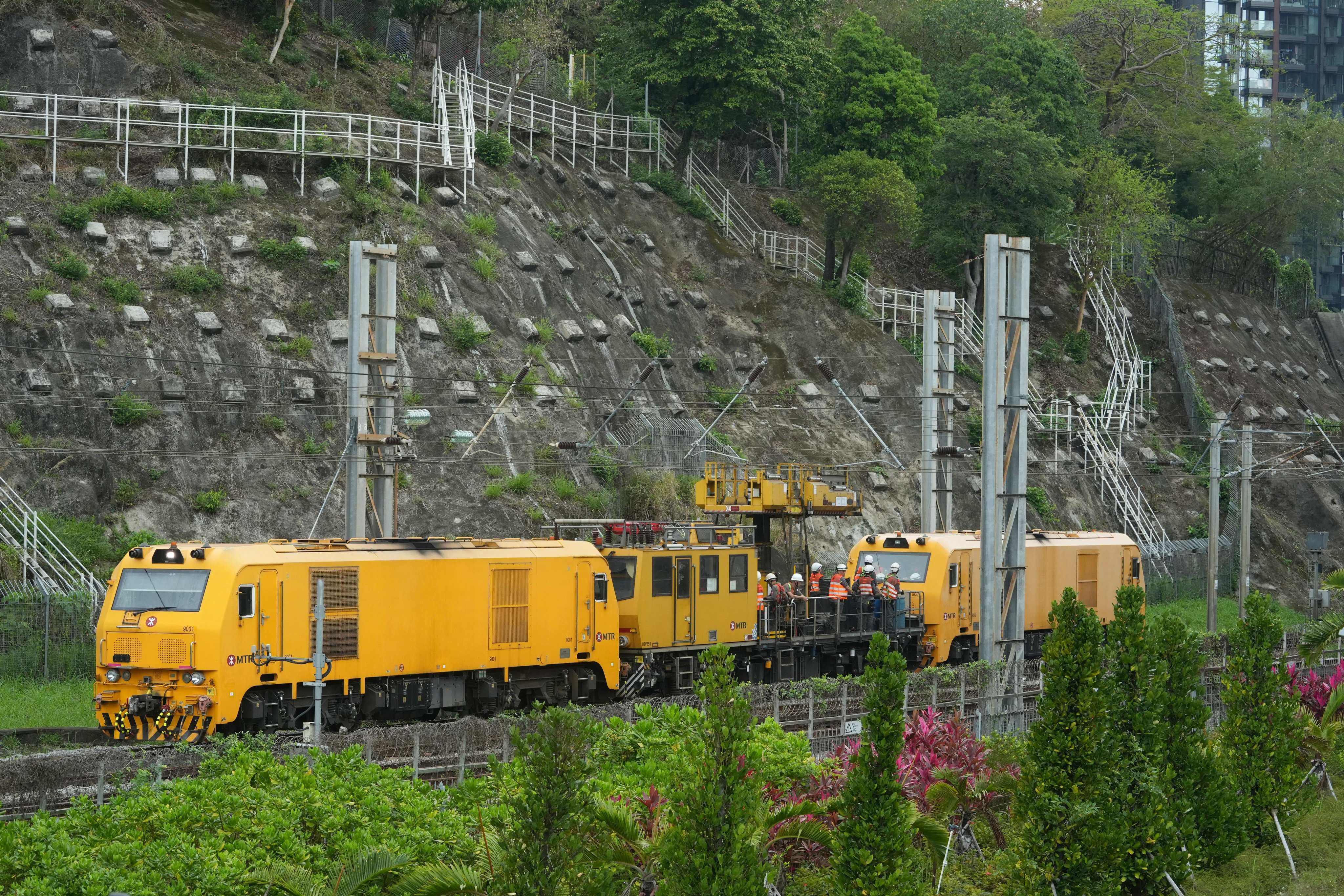 A fault on an MTR engineer’s train near Fo Tan station left the vehicle stranded on the tracks in late April, leading to disruptions and delays in passenger services on the East Rail line. Photo: Sun Yeung