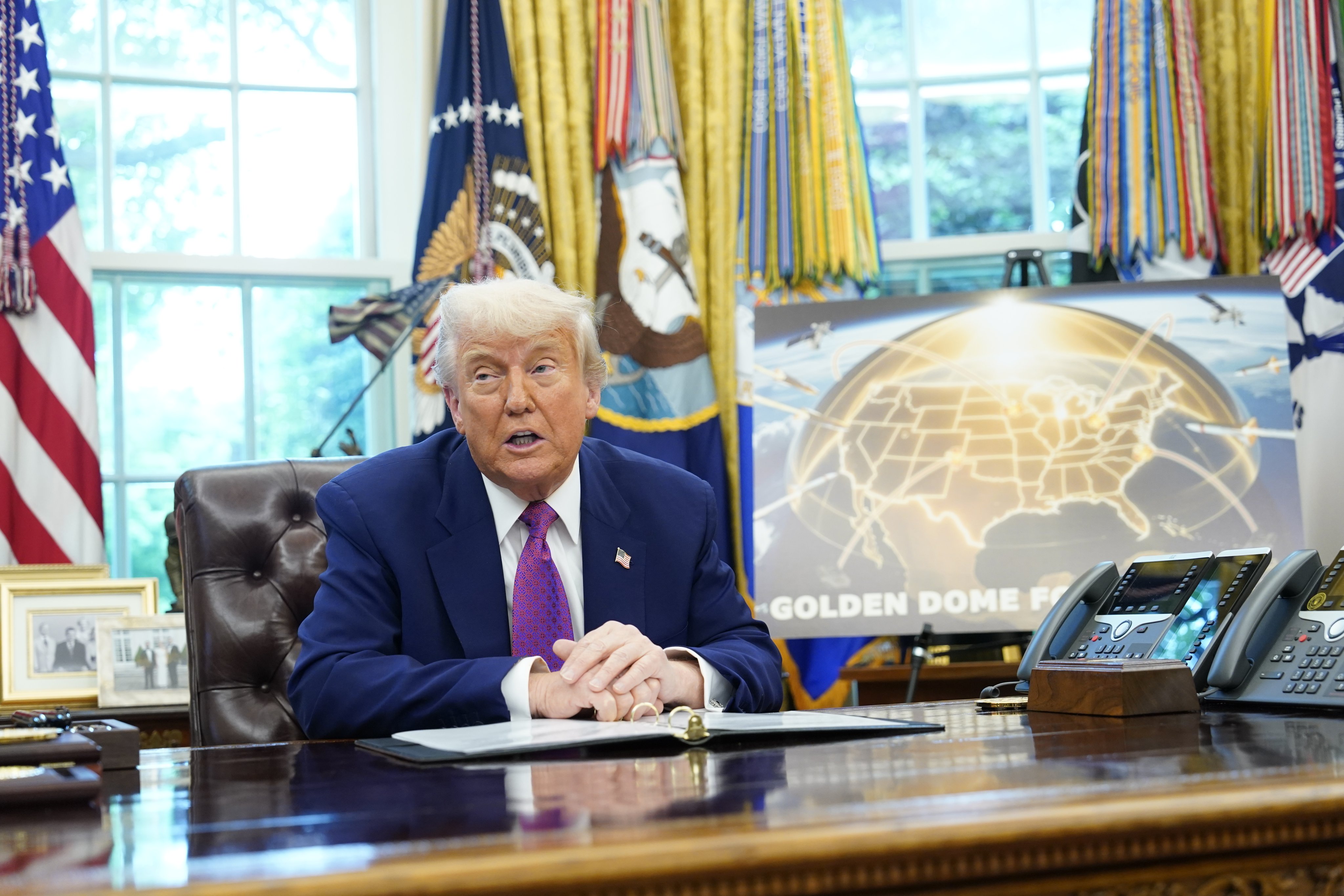 epa12120764 US President Donald J Trump announces he has selected the path forward for his ambitious Golden Dome missile defense shield, in the Oval Office of the White House in Washington, DC, USA, 20 May 2025.  EPA-EFE/CHRIS KLEPONIS / POOL