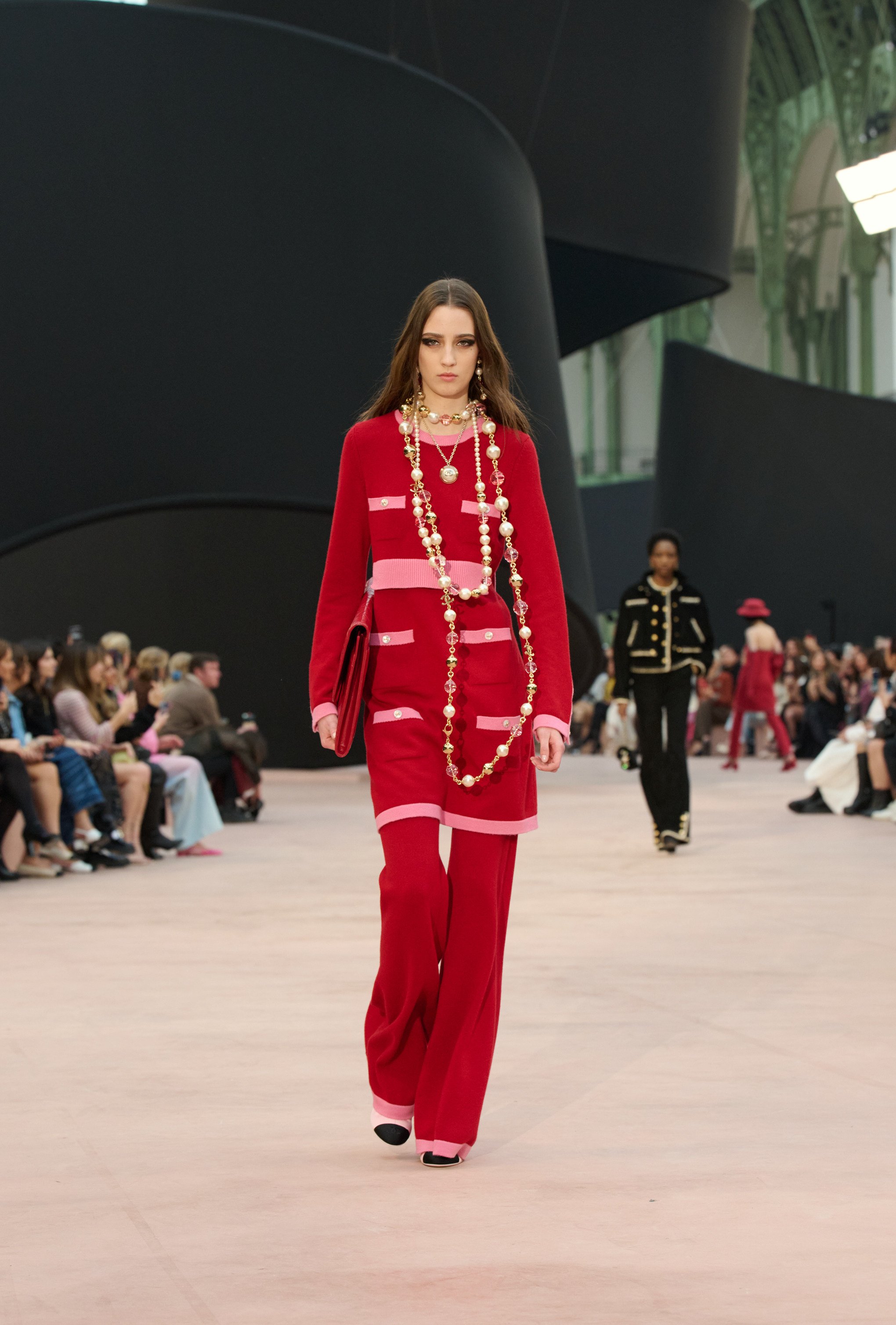 A model wears an elongated pearl sautoir necklace on the Chanel runway for the autumn/winter 2025-26 collection. Photo: Handout