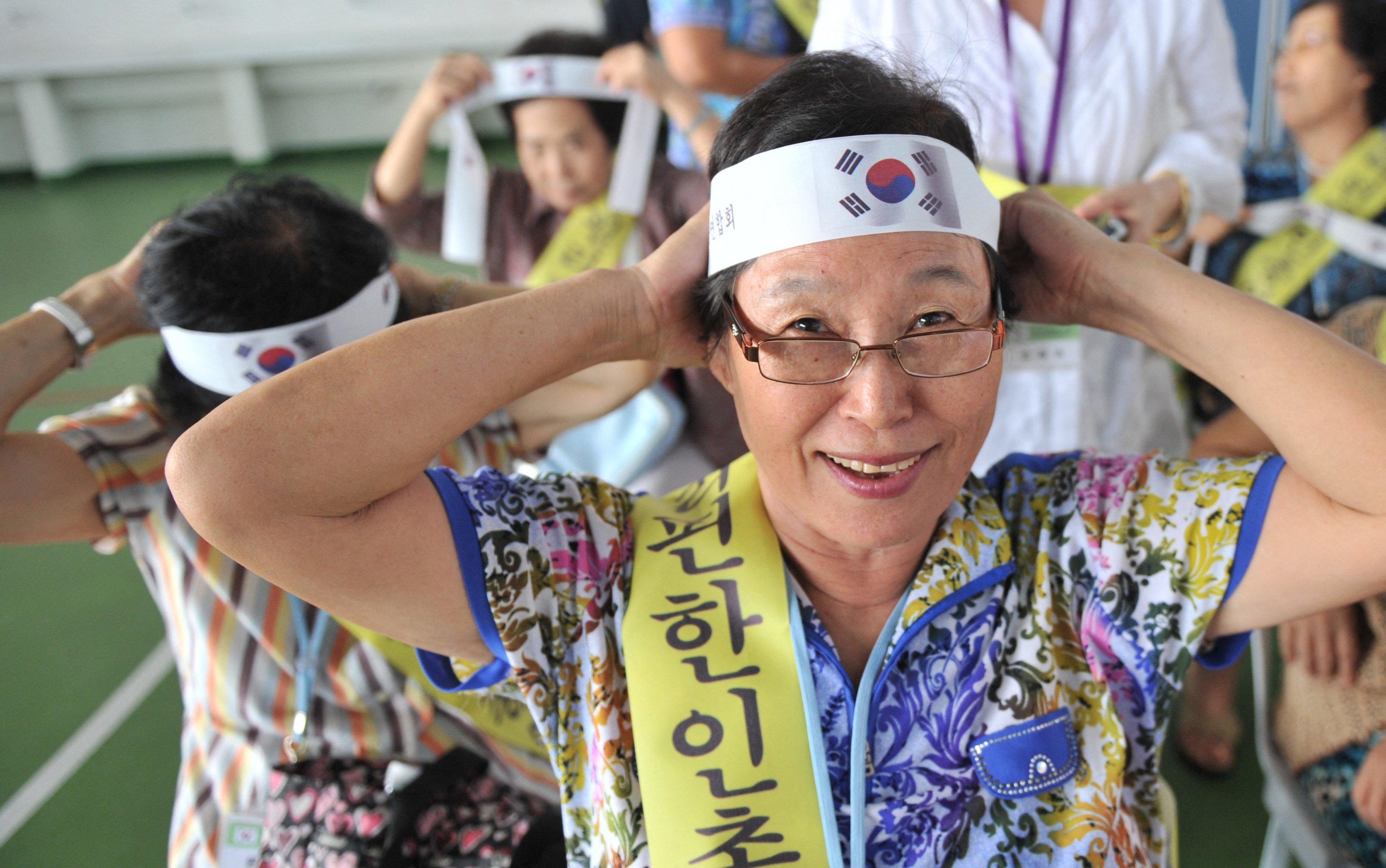 South Koreans living in the Philippines put on headbands with the South Korean national flag during an event in 2010. Photo: AFP