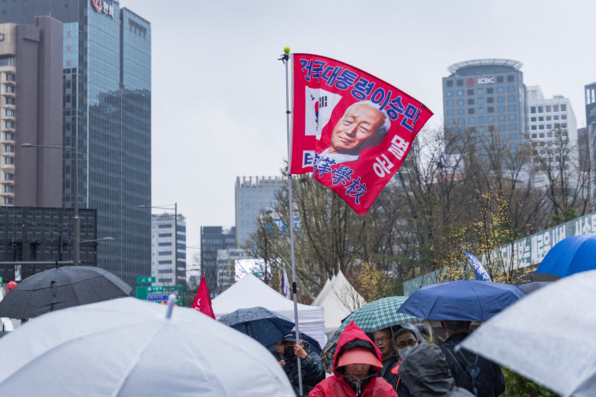 A far-right protester holds up a flag with the face of South Korea’s first president along with the words “Exterminate the Communists” in April. Photo: Kim Jung-yeop A far-right protester holds up a flag with the face of South Korea’s first president along with the words “Exterminate the Communists” in April. Photo: Kim Jung-yeop