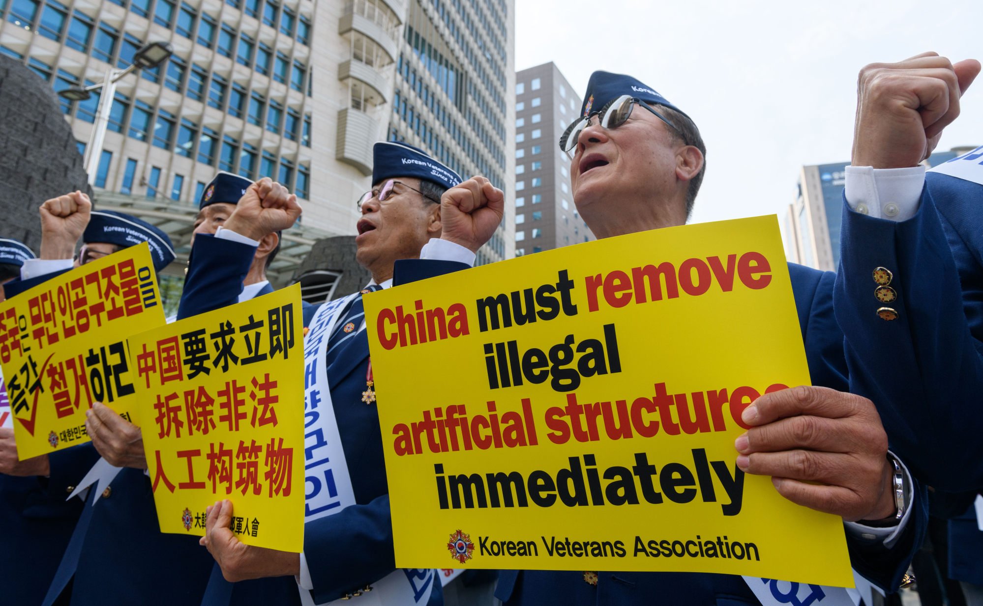 Members of the Korean Veterans Association hold placards during a protest rally on April 30 near the Chinese embassy in Seoul to urge China to remove steel structures installed in the overlapping maritime zone between the two countries in the Yellow Sea. Photo: dpa Members of the Korean Veterans Association hold placards during a protest rally on April 30 near the Chinese embassy in Seoul to urge China to remove steel structures installed in the overlapping maritime zone between the two countries in the Yellow Sea. Photo: dpa