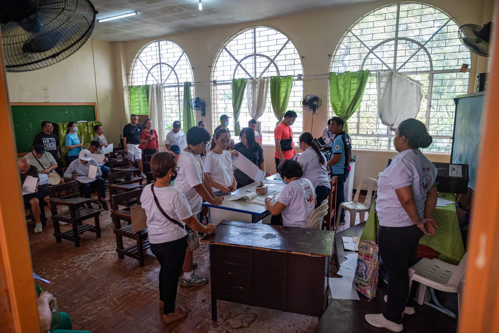 Filipinos cast their vote at local polling stations and voting precincts during the midterm election on May 12. Photo: dpa Filipinos cast their vote at local polling stations and voting precincts during the midterm election on May 12. Photo: dpa