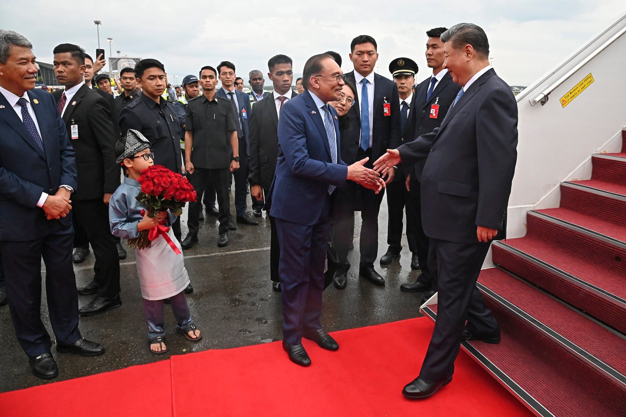 Malaysia’s Prime Minister Anwar Ibrahim (left) welcomes Chinese President Xi Jinping as he arrives at Bunga Raya complex in Sepang, outside Kuala Lumpur, Malaysia, on April 15. Photo: EPA-EFE/Malaysia’s Department of Information Malaysia’s Prime Minister Anwar Ibrahim (left) welcomes Chinese President Xi Jinping as he arrives at Bunga Raya complex in Sepang, outside Kuala Lumpur, Malaysia, on April 15. Photo: EPA-EFE/Malaysia’s Department of Information