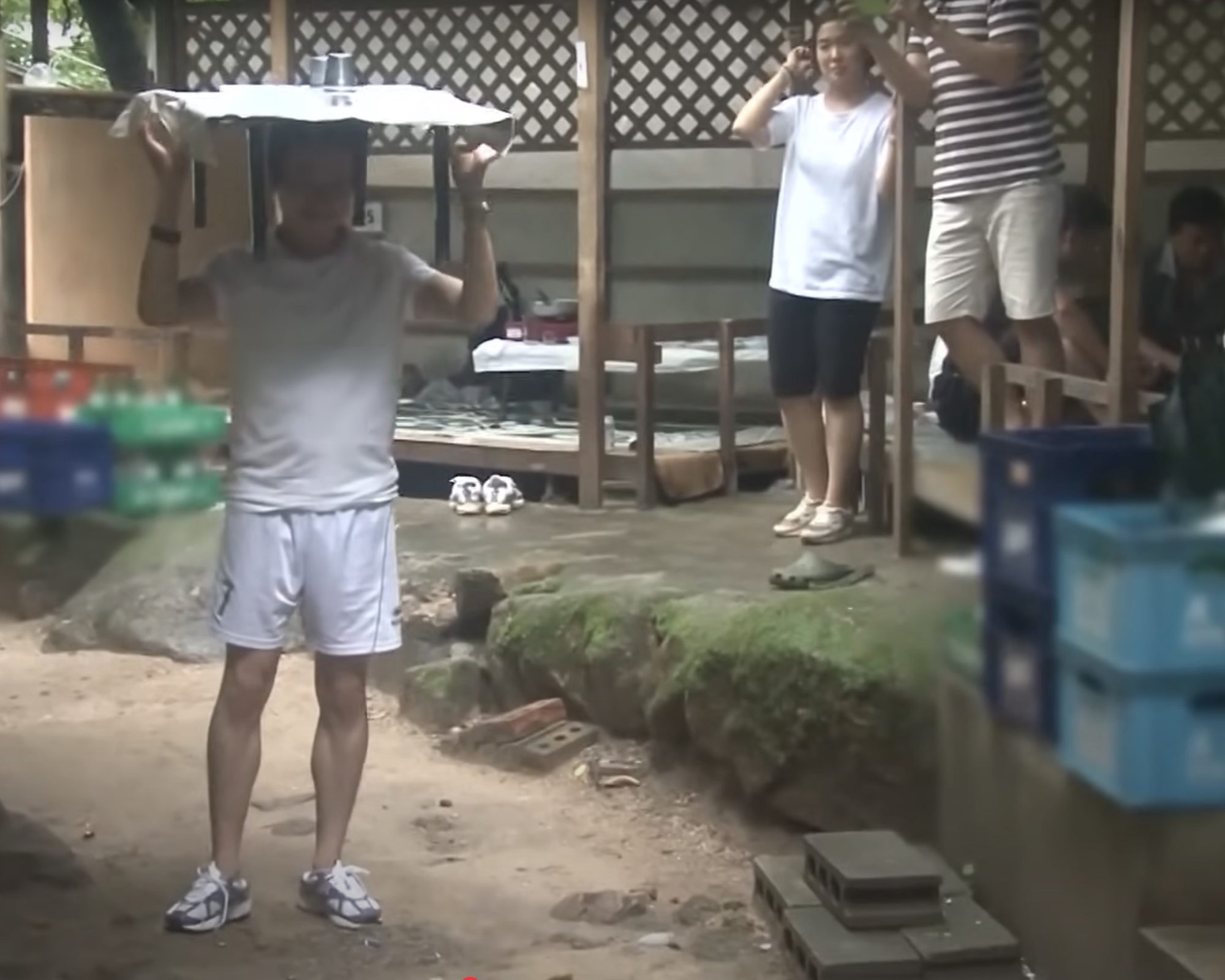 Some of the restaurant’s customers, like the one above, try to copy Kang’s skills, but they are no match for the “master”. Photo: YouTube