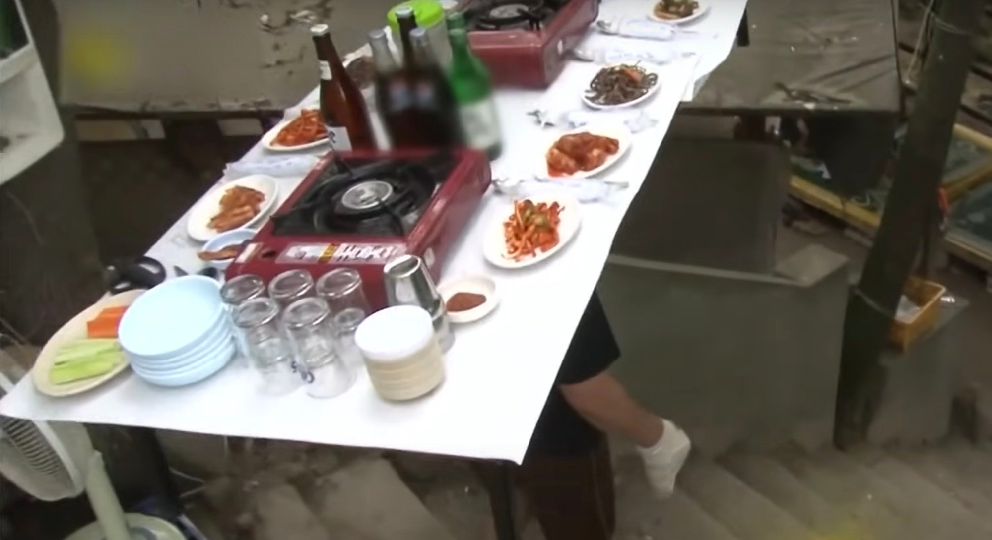 Kang Jin-gyu with a fully laden table on his head. He turned to carrying food orders this way after his hands became sore serving traditionally. Photo: YouTube