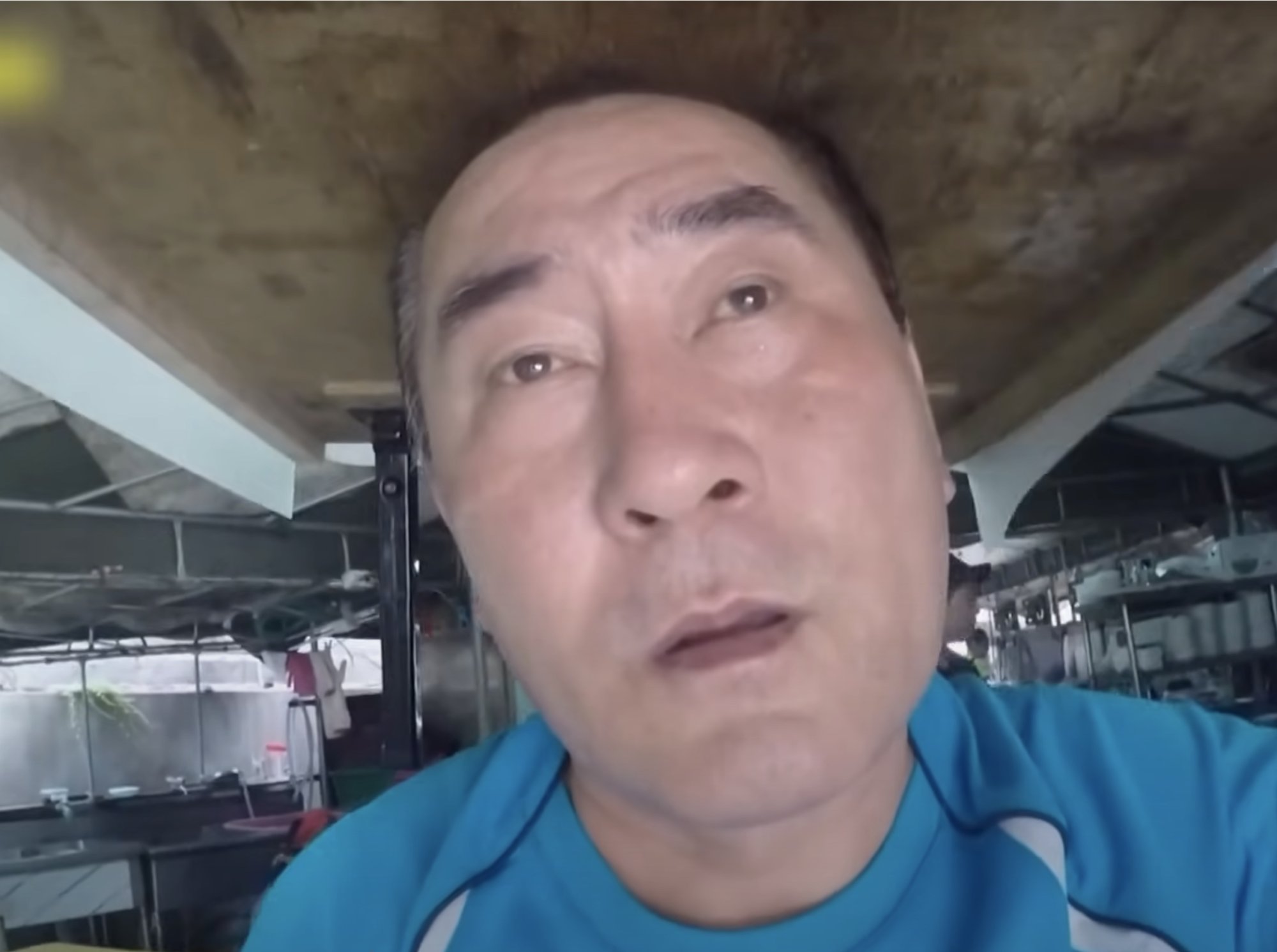 Kang’s extraordinary carrying skills have turned his eatery into a tourist hotspot. Photo: YouTube