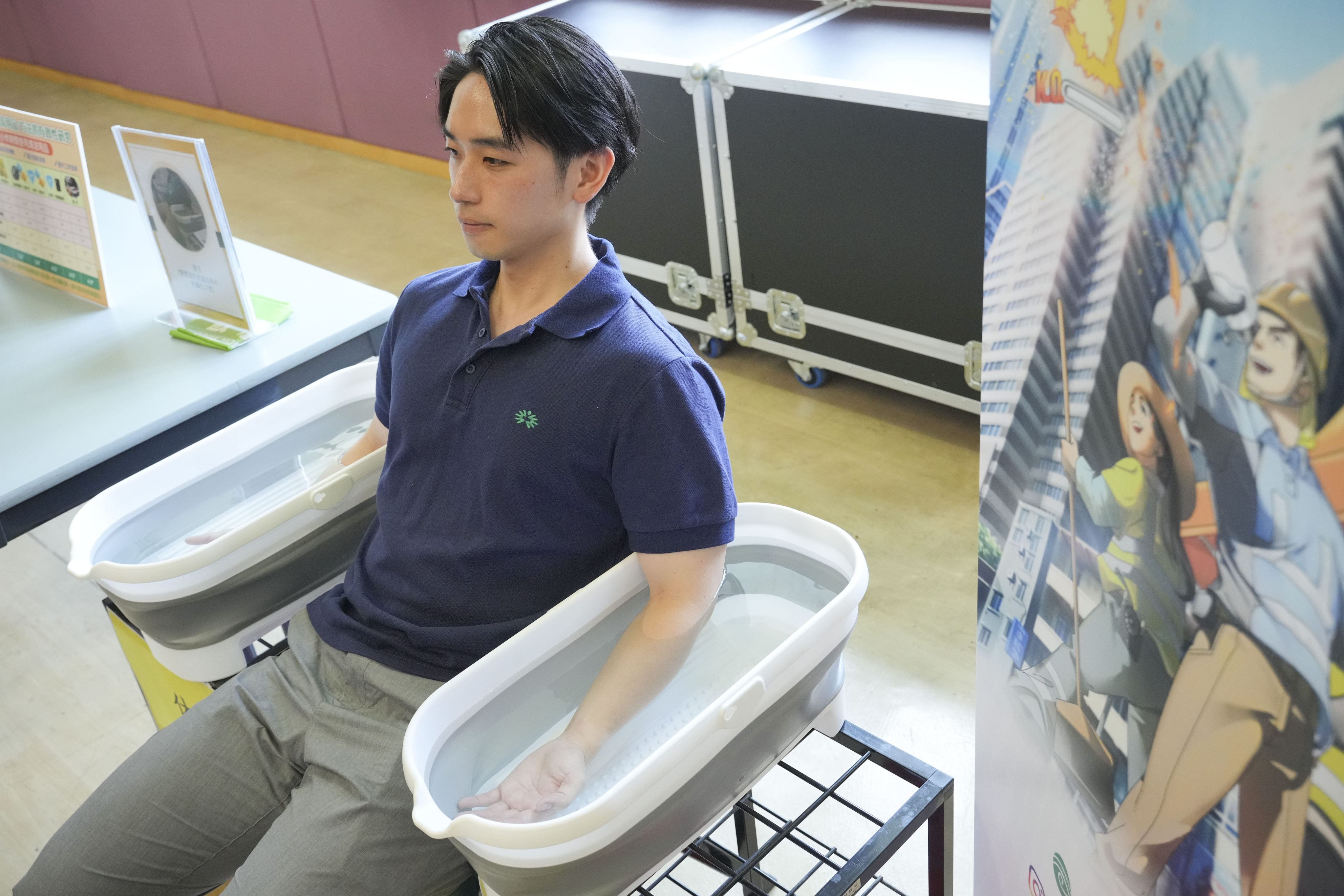 Hong Kong’s Occupational Safety and Health Council says having tubs of cold water for workers to soak their arms in could quite effectively bring down their body temperature. Photo: May Tse