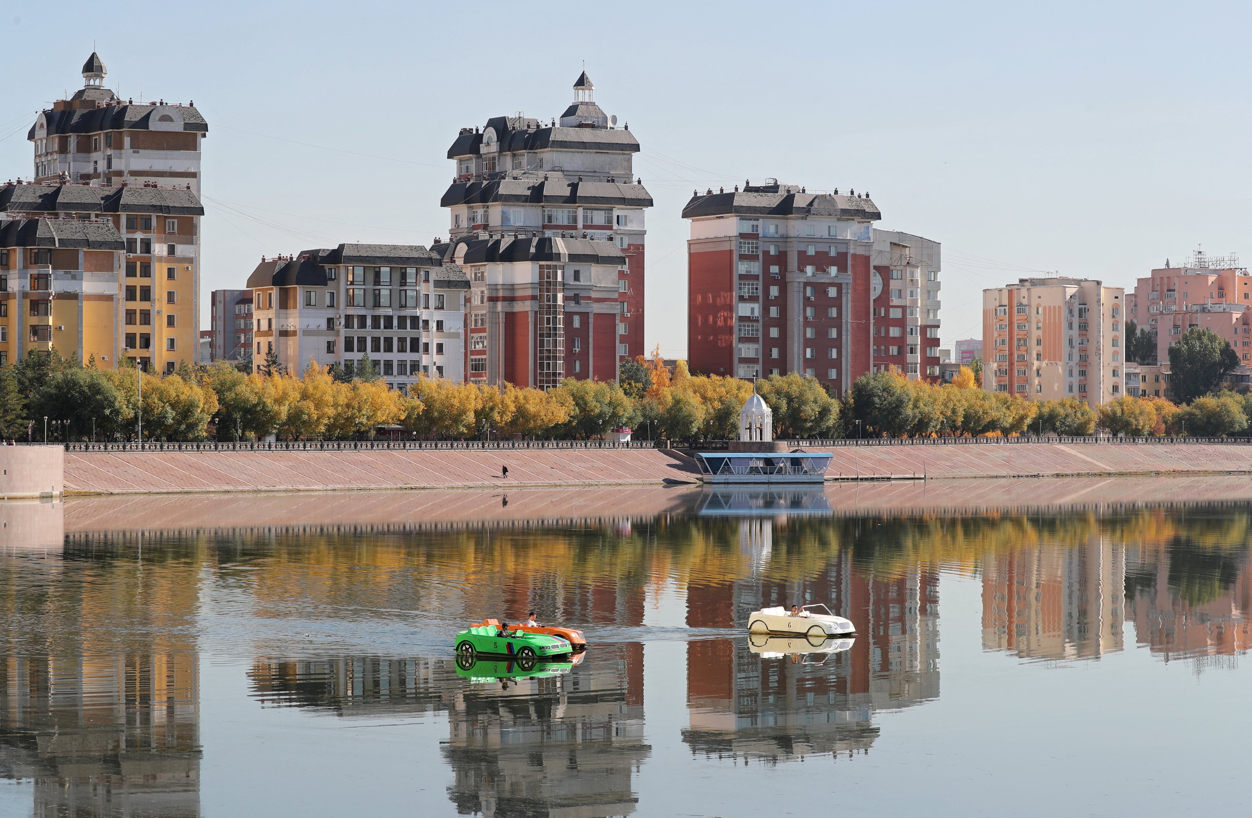 People ride paddle boats on the Ishim River in the city of Astana, Kazakhstan, on October 1. Water scarcity is a consequence of climate change that requires urgent global attention. Photo: Reuters