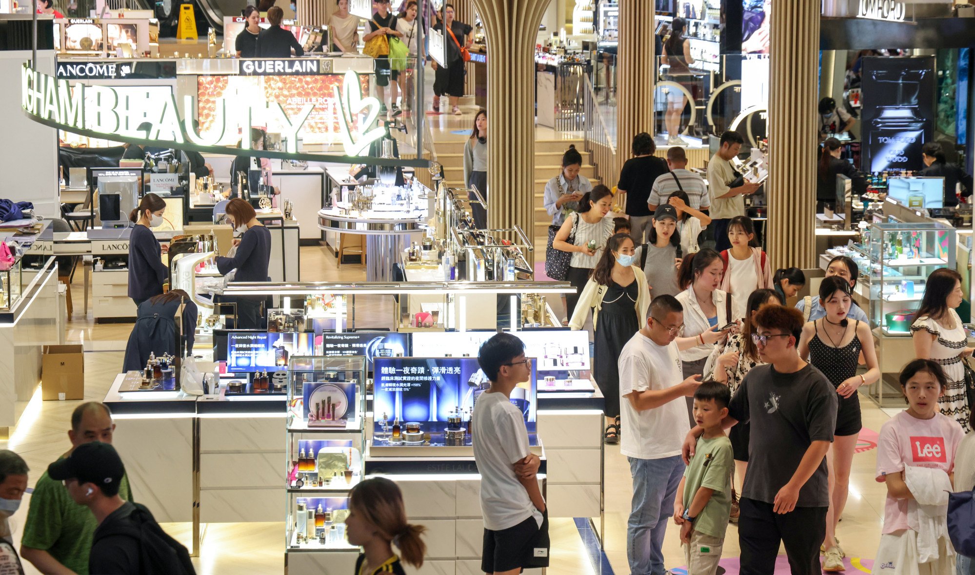 Shoppers browse in Mong Kok, on August 1, 2024. Photo: Jelly Tse Shoppers browse in Mong Kok, on August 1, 2024. Photo: Jelly Tse