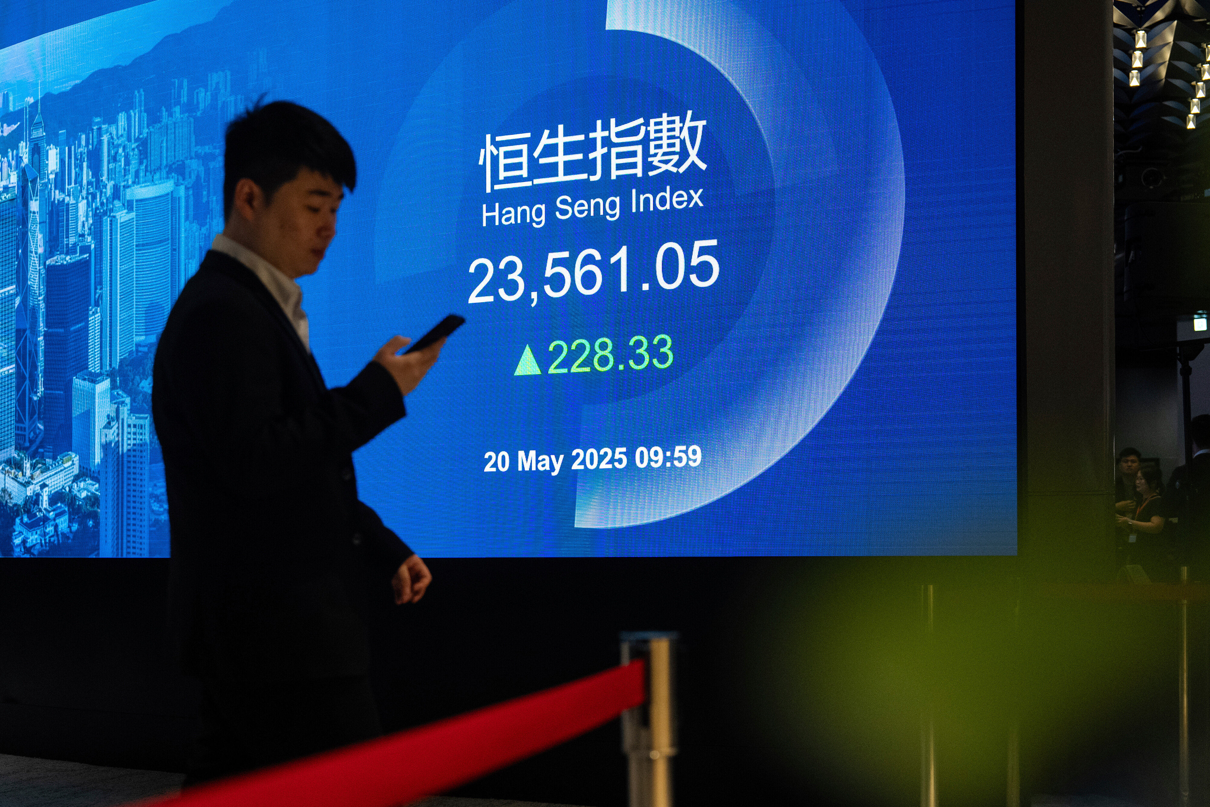 Wealthy clients at Standard Chartered have shaken off concerns about market volatility to invest in Hong Kong and mainland Chinese stocks, according to a senior executive. Photo: AP