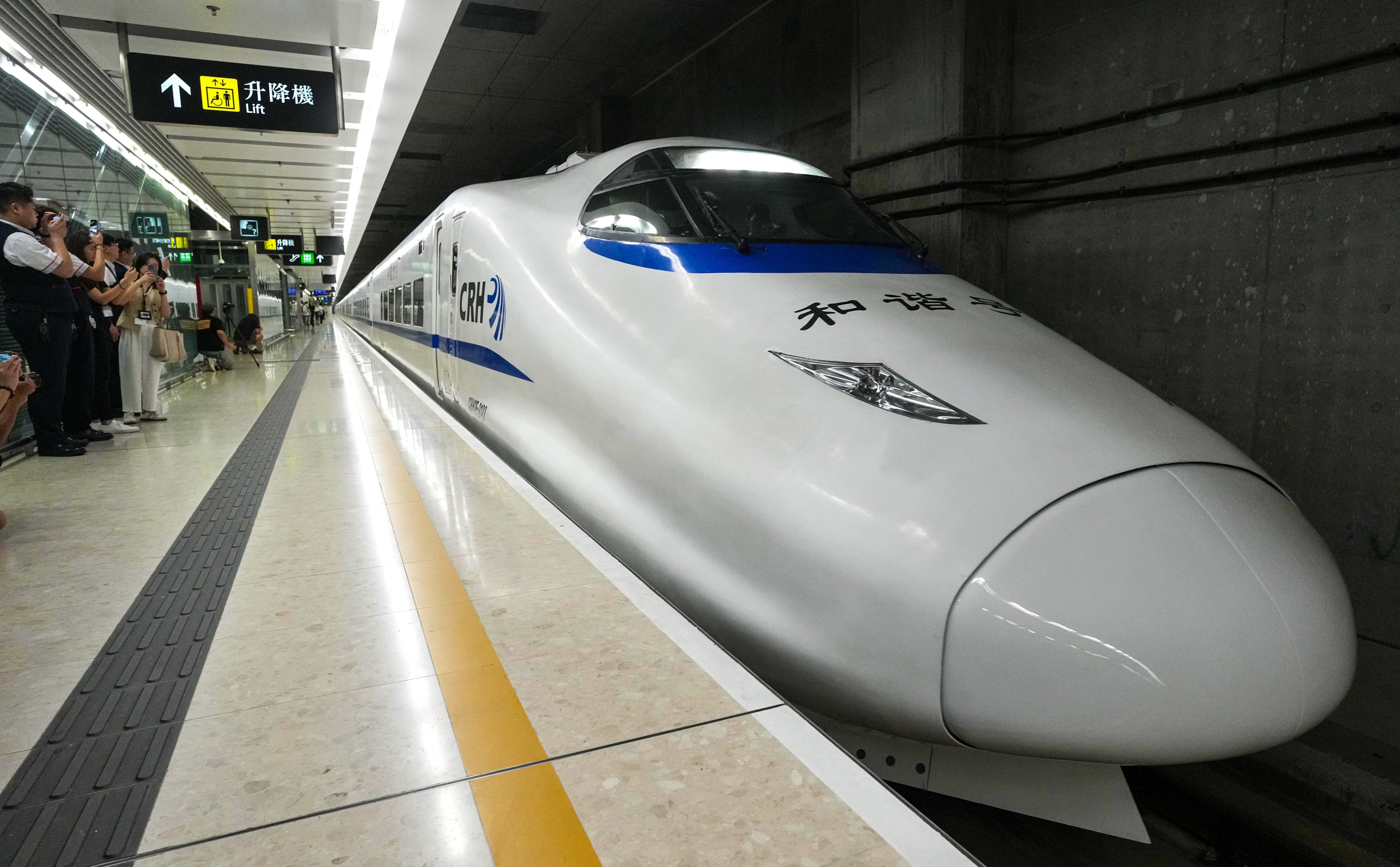 Chinese travellers are increasing choosing to commute between Beijing and Shanghai by high-speed rail rather than plane, as travel times on train services continue to fall. Photo: Elson Li
