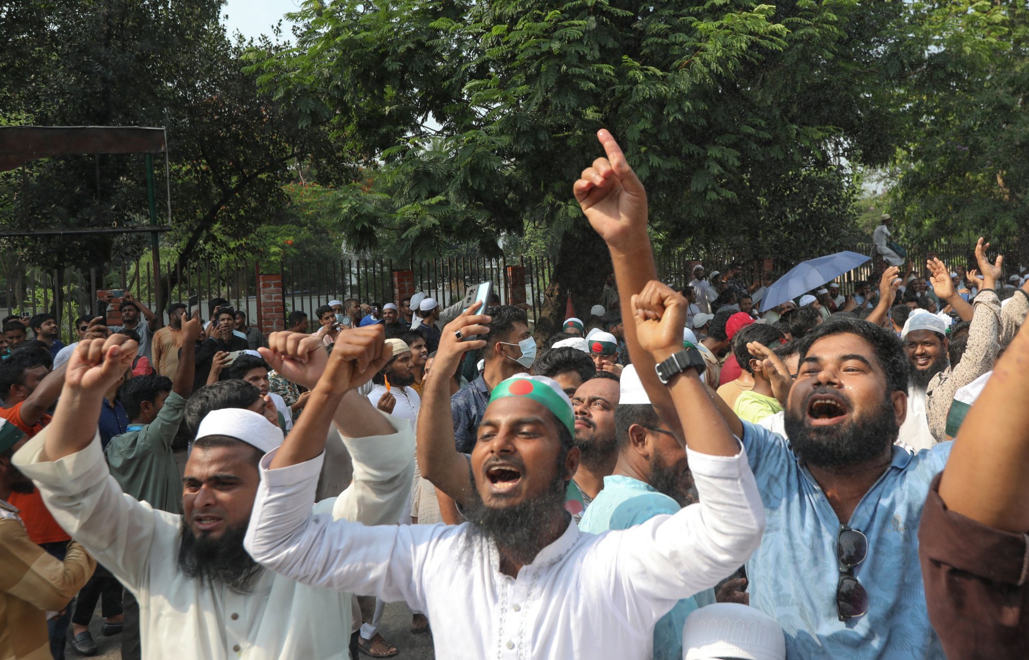 Members of the National Citizen Party (NCP) demonstrate in front of Chief adviser Yunus’s official residence on May 9. Photo: EPA-EFE Members of the National Citizen Party (NCP) demonstrate in front of Chief adviser Yunus’s official residence on May 9. Photo: EPA-EFE