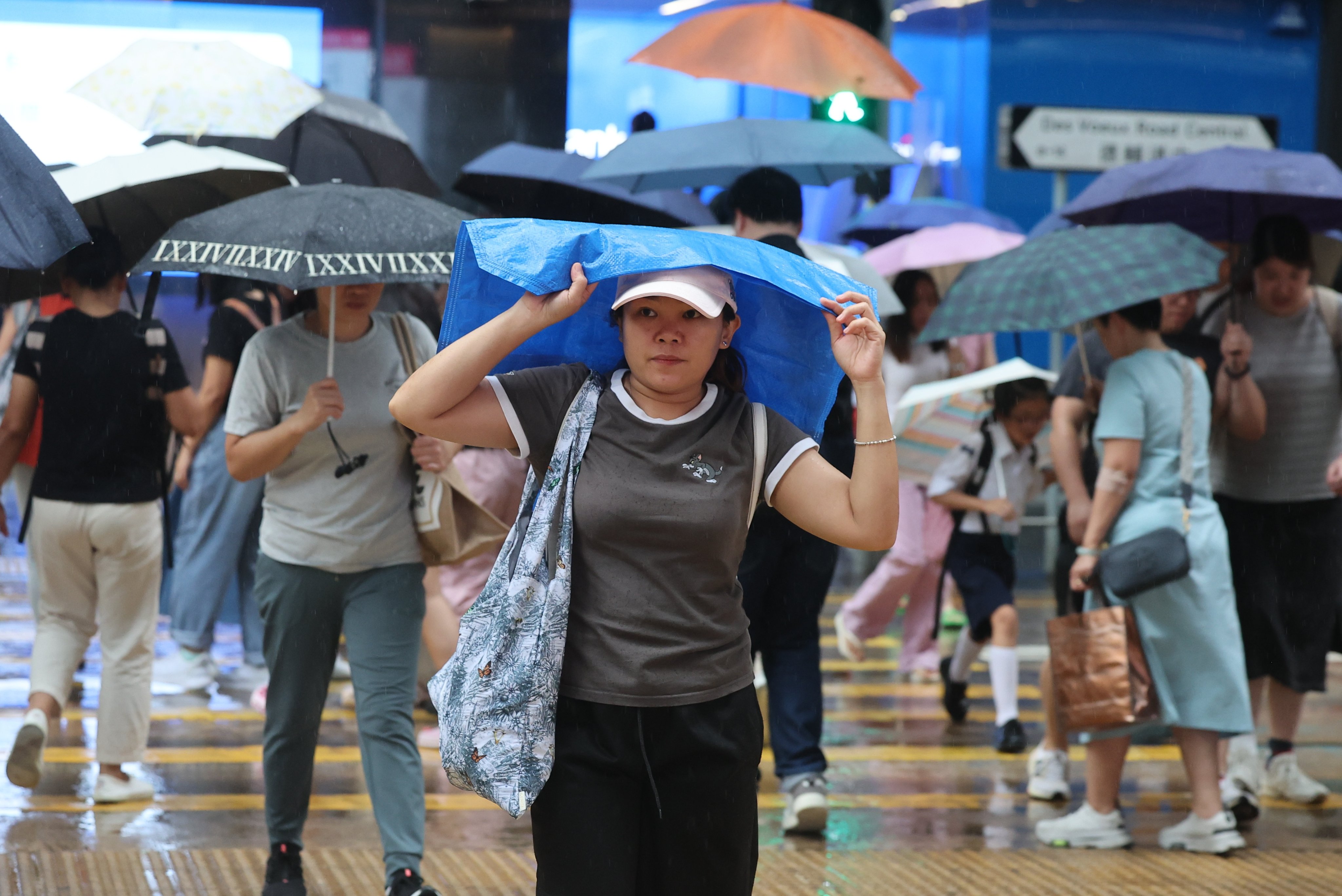 Residents cross the street in Central during a rainy spell. Photo: Edmond So